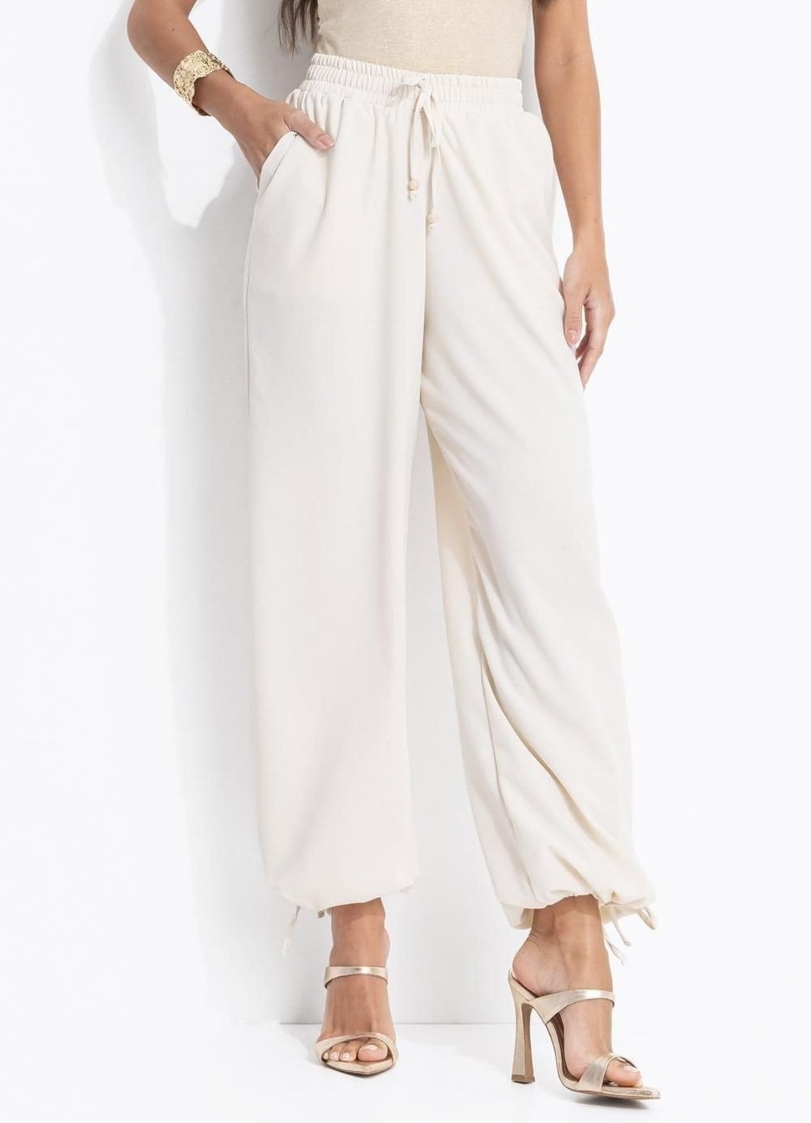 Vista principal Calça Aladim Em Crepe Plano Quintess bege