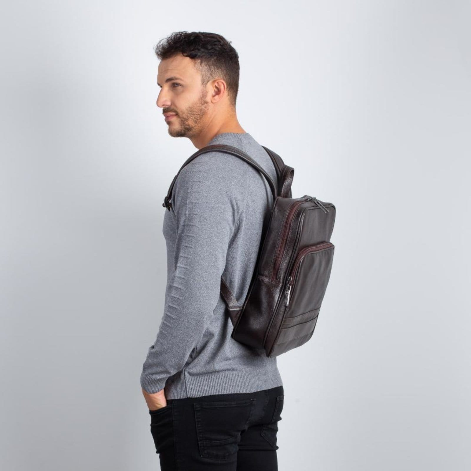 Vista 2 Mochila Masculina Slim Em Couro Ricardo Vira Vento café