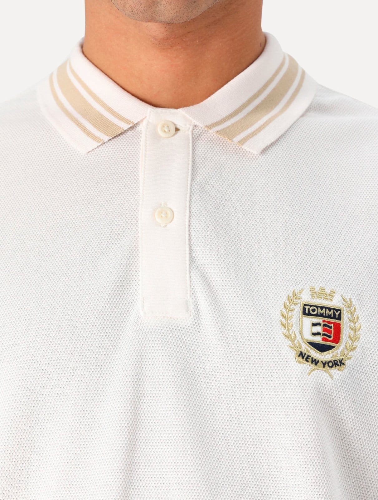 Vista 2 Polo Tommy Jeans Masculina Regular Piquet Varsity Logo Off White Tommy Hilfiger azul white