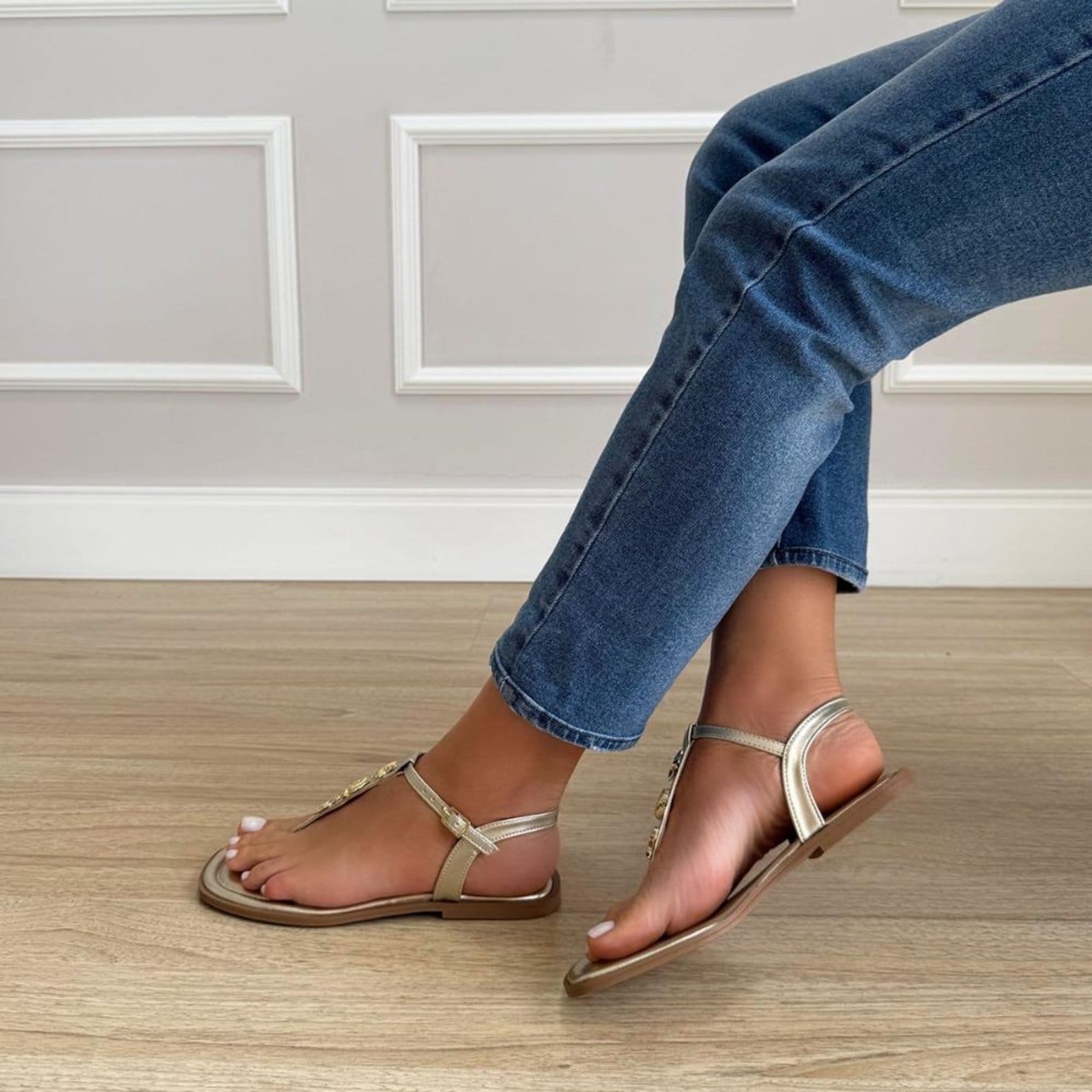 Vista 2 Clarissa - Rasteira Feminina Metalizada com Pedrarias Damannu Damannu Shoes dourado