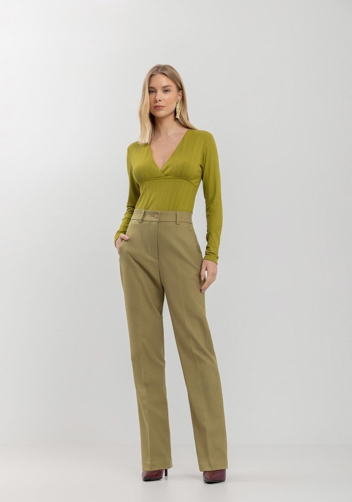 Vista principal Calça Lez a Lez Reta Alfaiataria Com Cintura édia E Bolsos Embutidos Lez a Lez verde