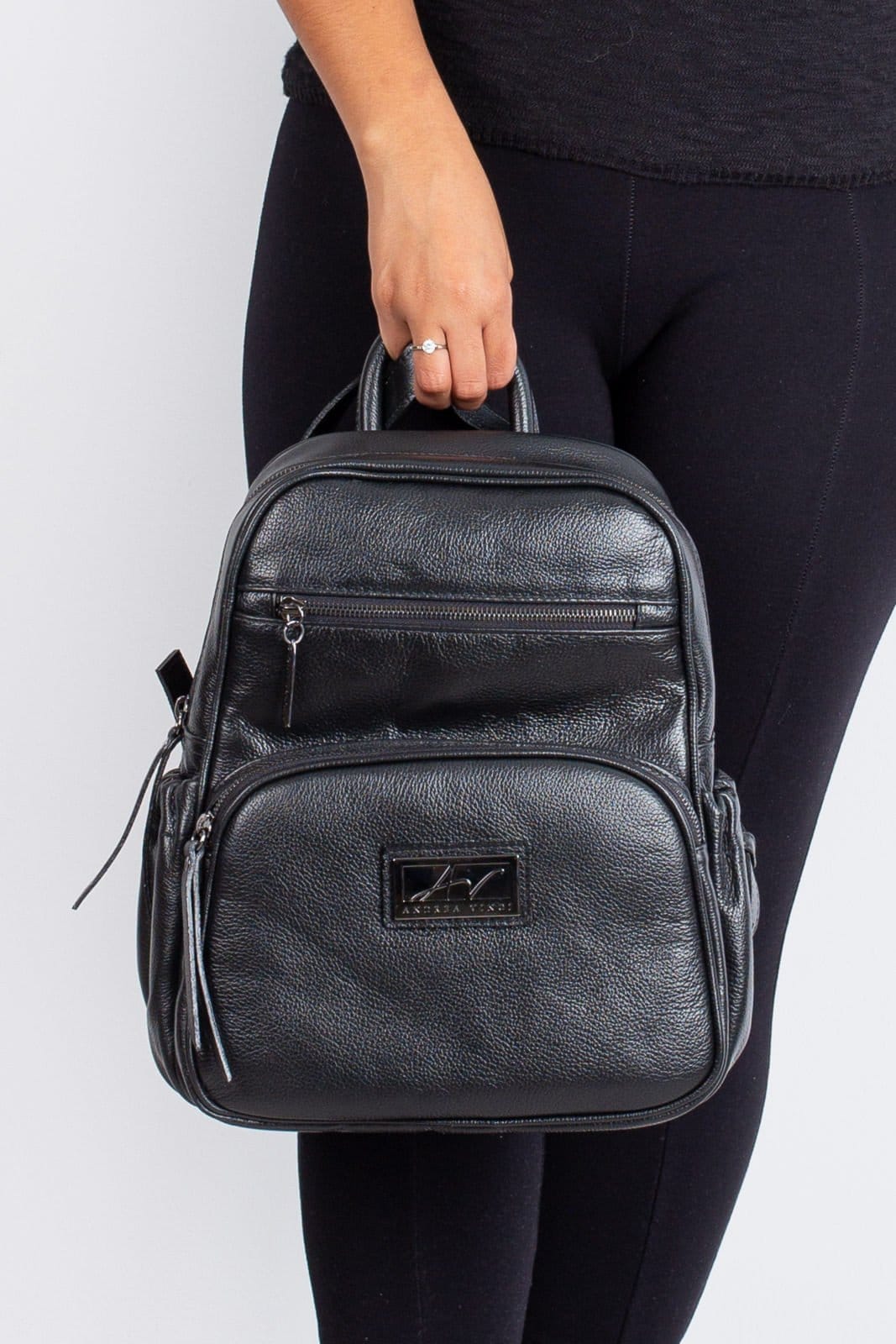 Vista 2 Mochila pequena de couro liso metais grafite Zoey Andrea Vinci preto