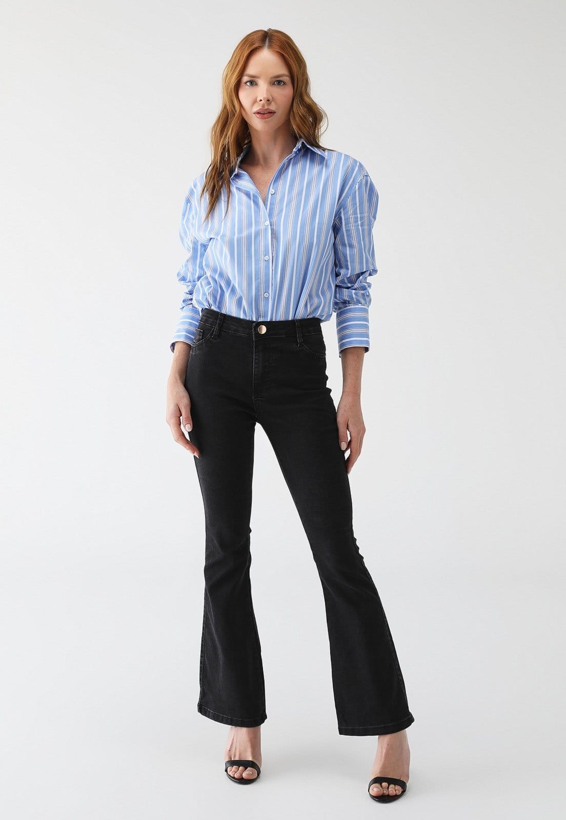 Vista principal Calça Flare Jeans Feminina Tex Jeans Cintura Alta Modeladora com Elastano Preta Estonada Estilo Sofisticado TEX JEANS preto