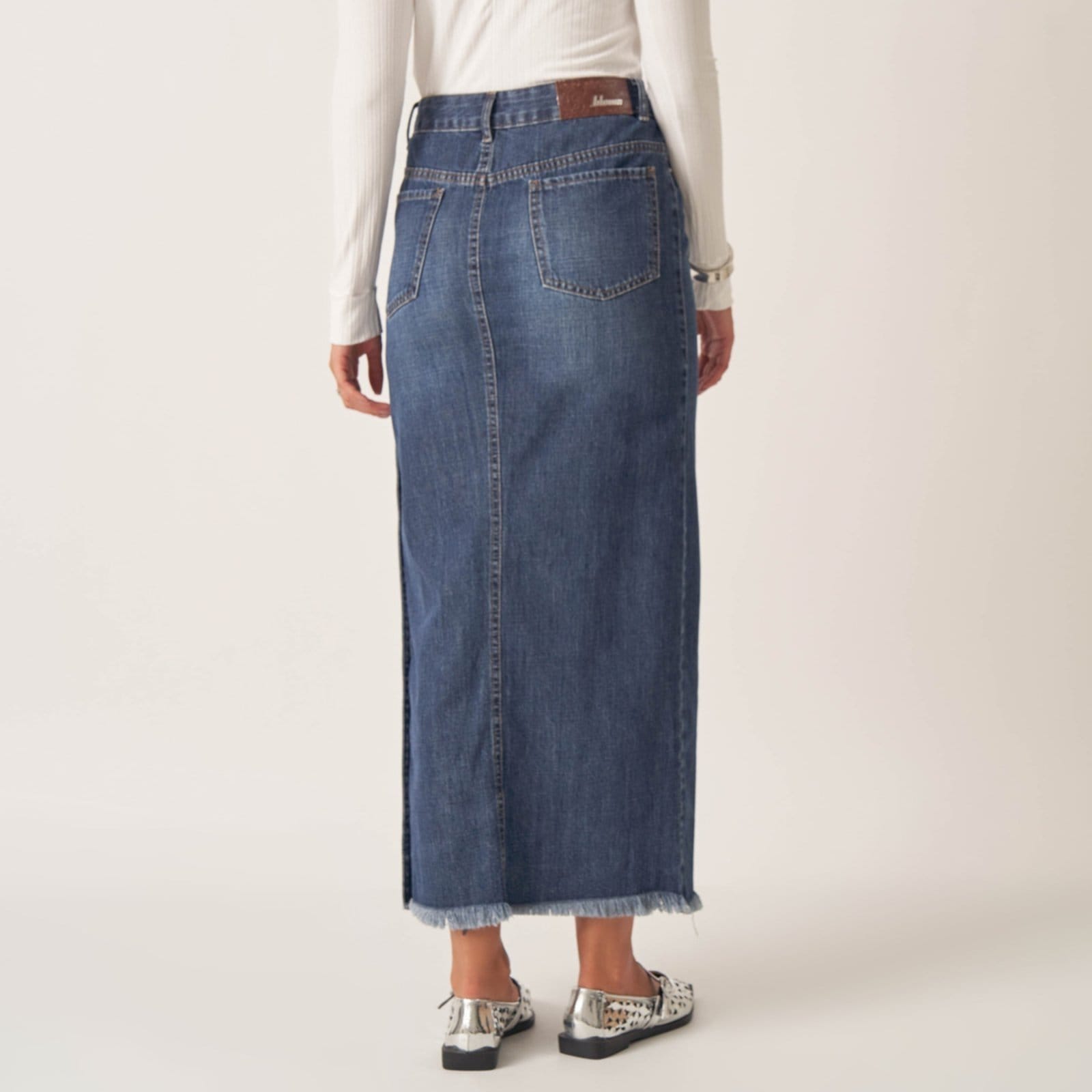 Vista 2 Saia Longa Abertura Botões Lateral Bloom jeans