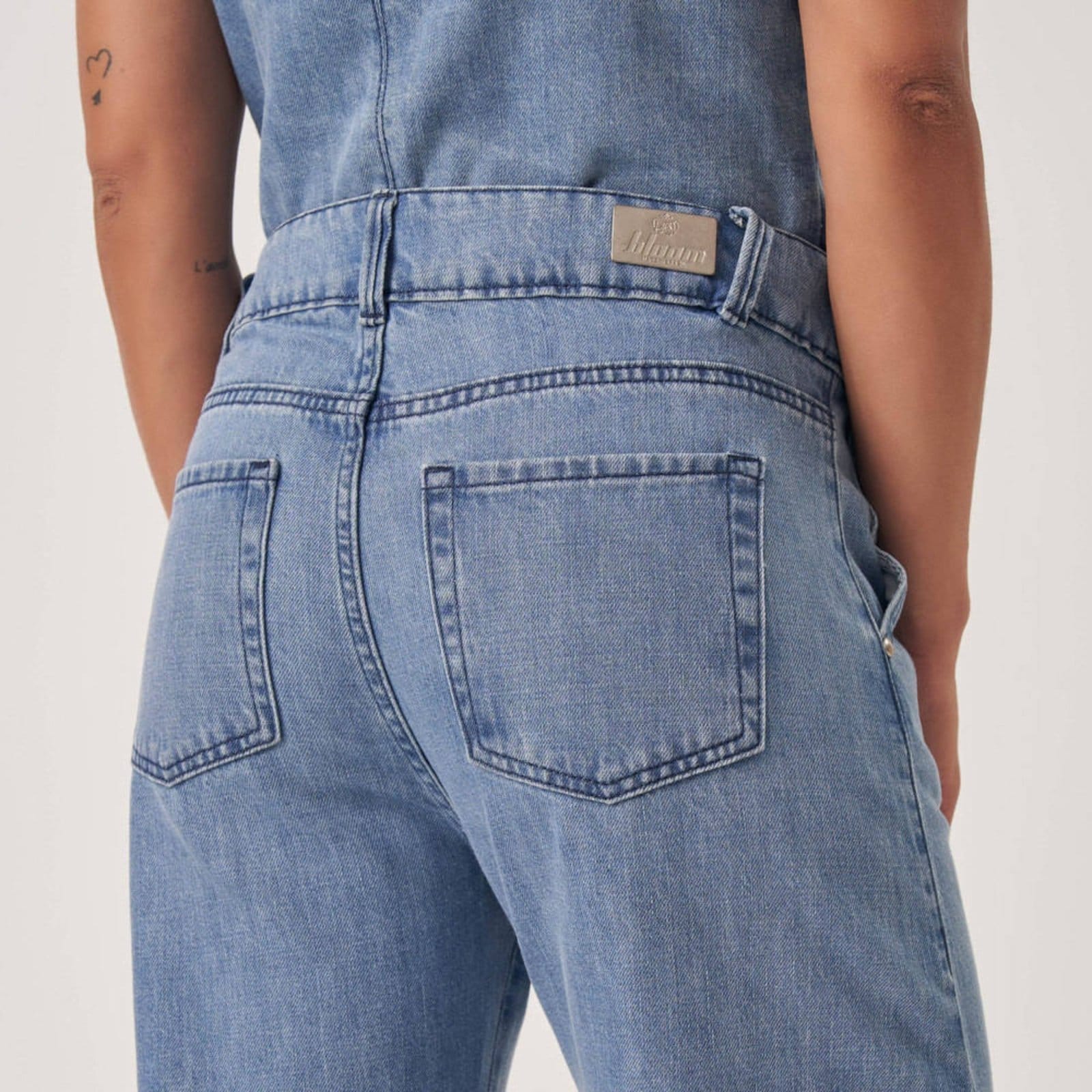 Vista 2 Calça Jeans Wide Leg Cintura Alta Barra Larga Clara Bloom azul