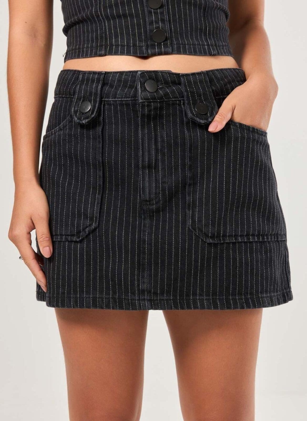 Vista 2 Saia Jeans Preta Risca De Giz Youcom estampado