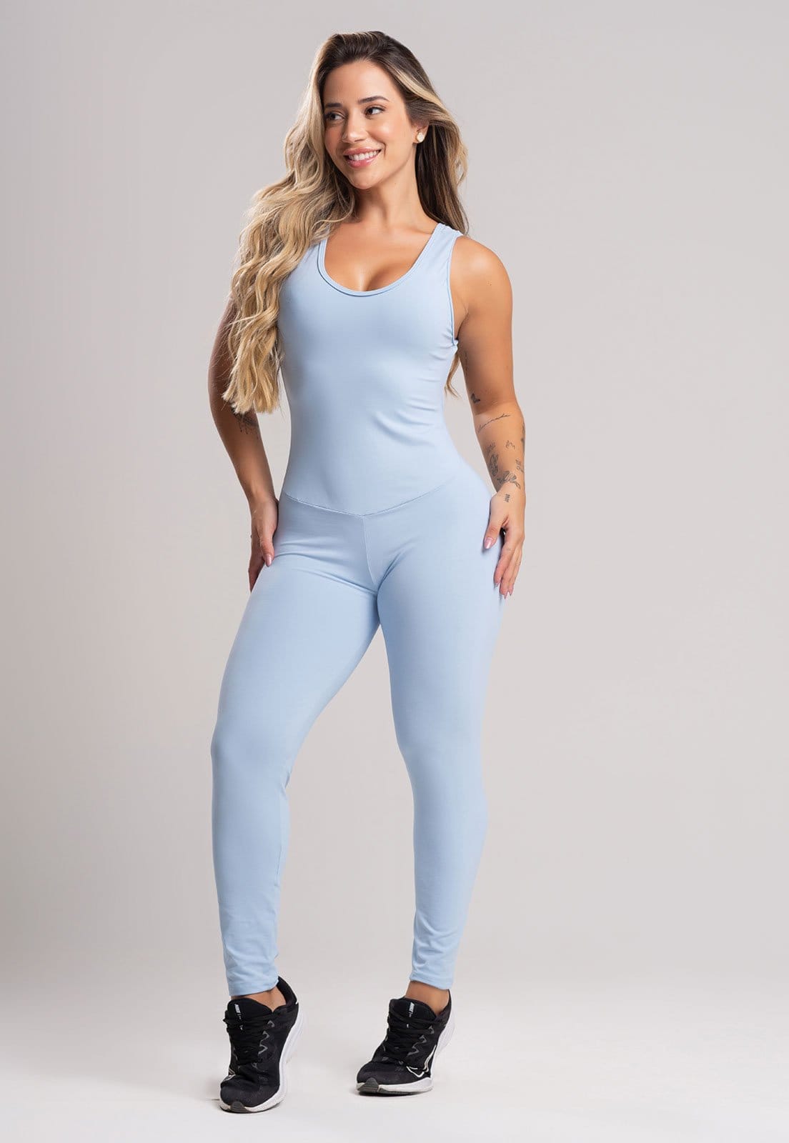 Vista 2 Macacão Costas Abertas MVB Modas Feminino Suplex Academia Fitness Poliamida Céu Mvb Modas azul