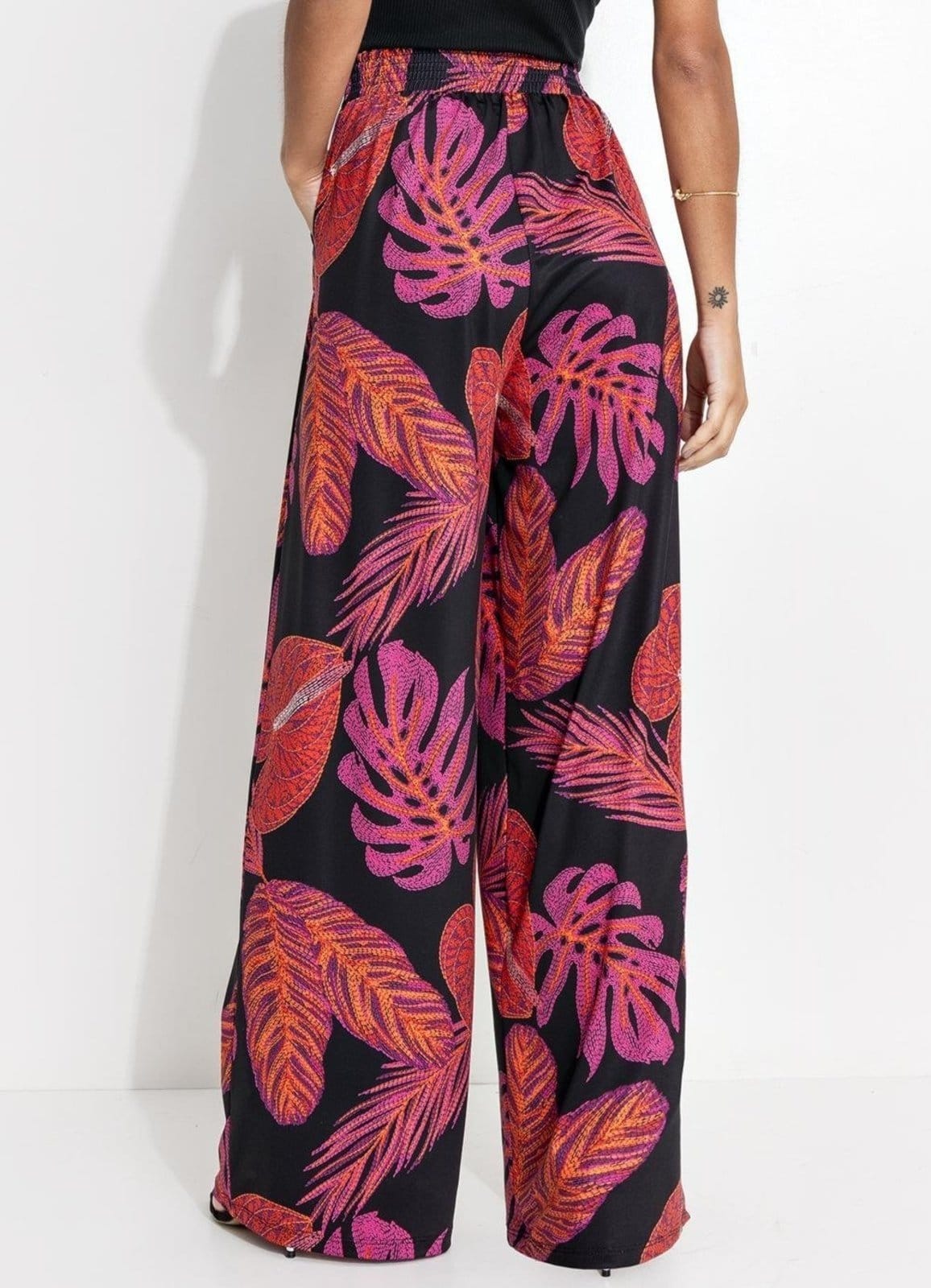 Vista 2 Calça Feminina Folhagem Bordada Em Malha Fria Quintess preto