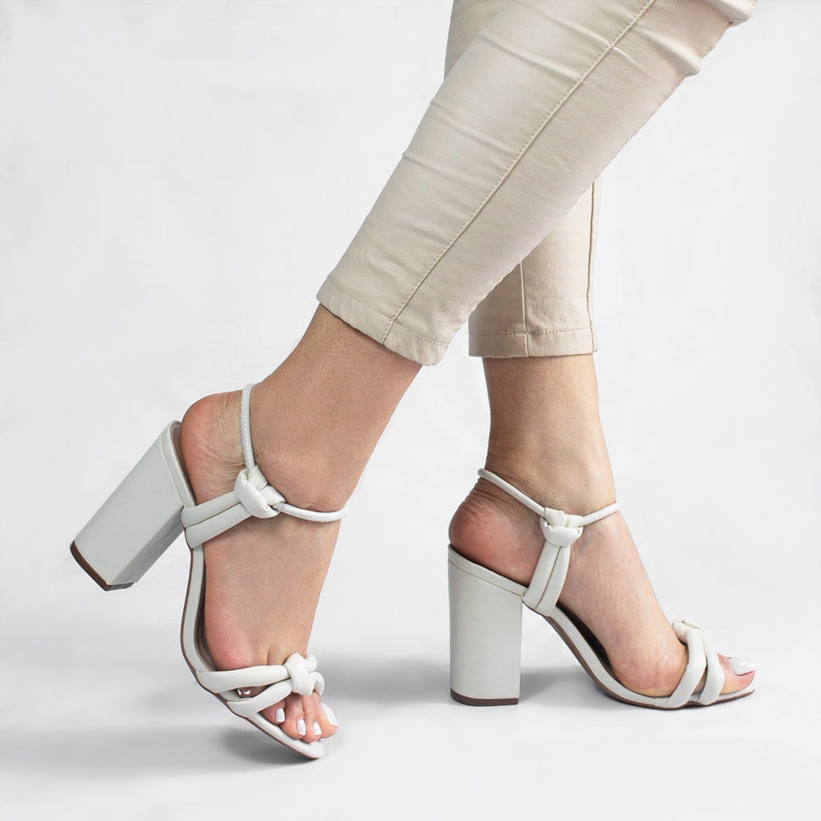 Vista 2 Sandália Zatta Salto Bloco Puff Raissa Off White ZATTA branco white