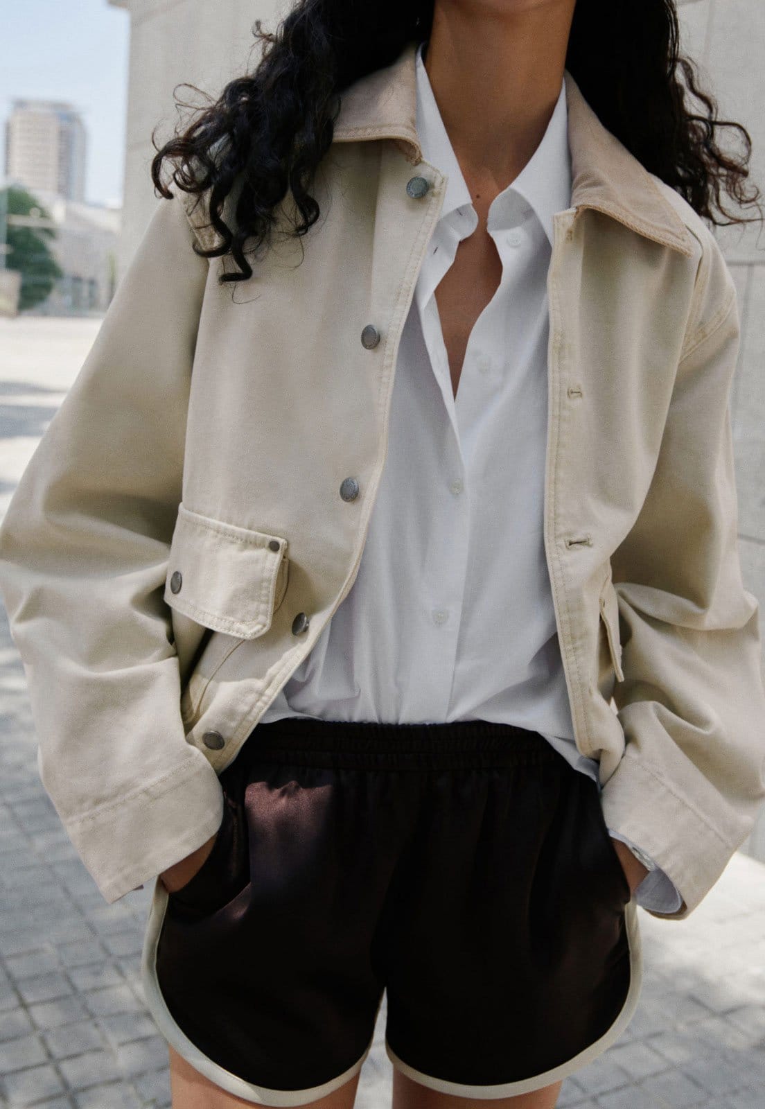 Vista 2 Shorts Feminino Mango Esportivo Acetinado Escuro e Branco Mango marrom