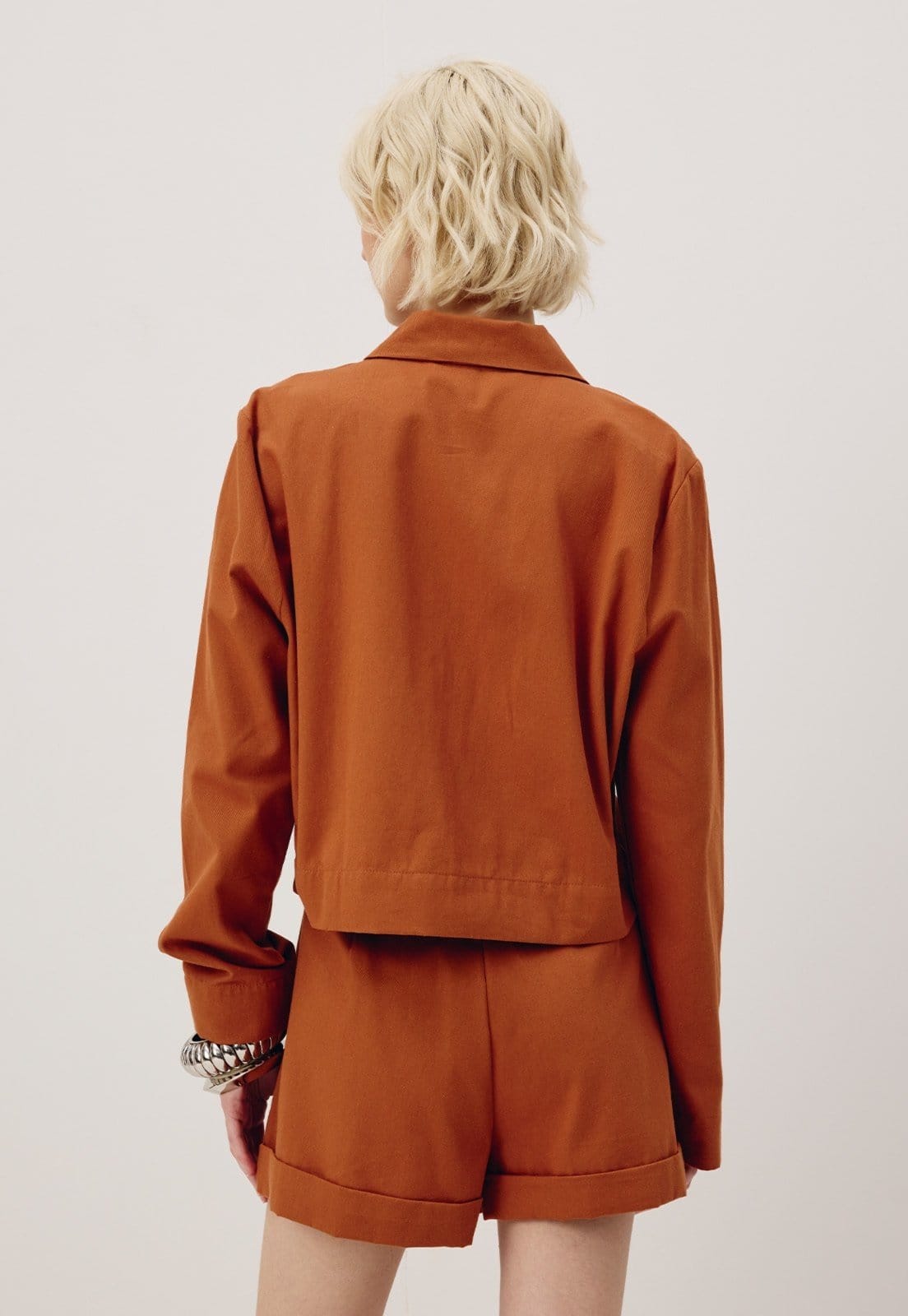 Vista 2 Short CaCay Alfaiataria com Pregas CaCay bege