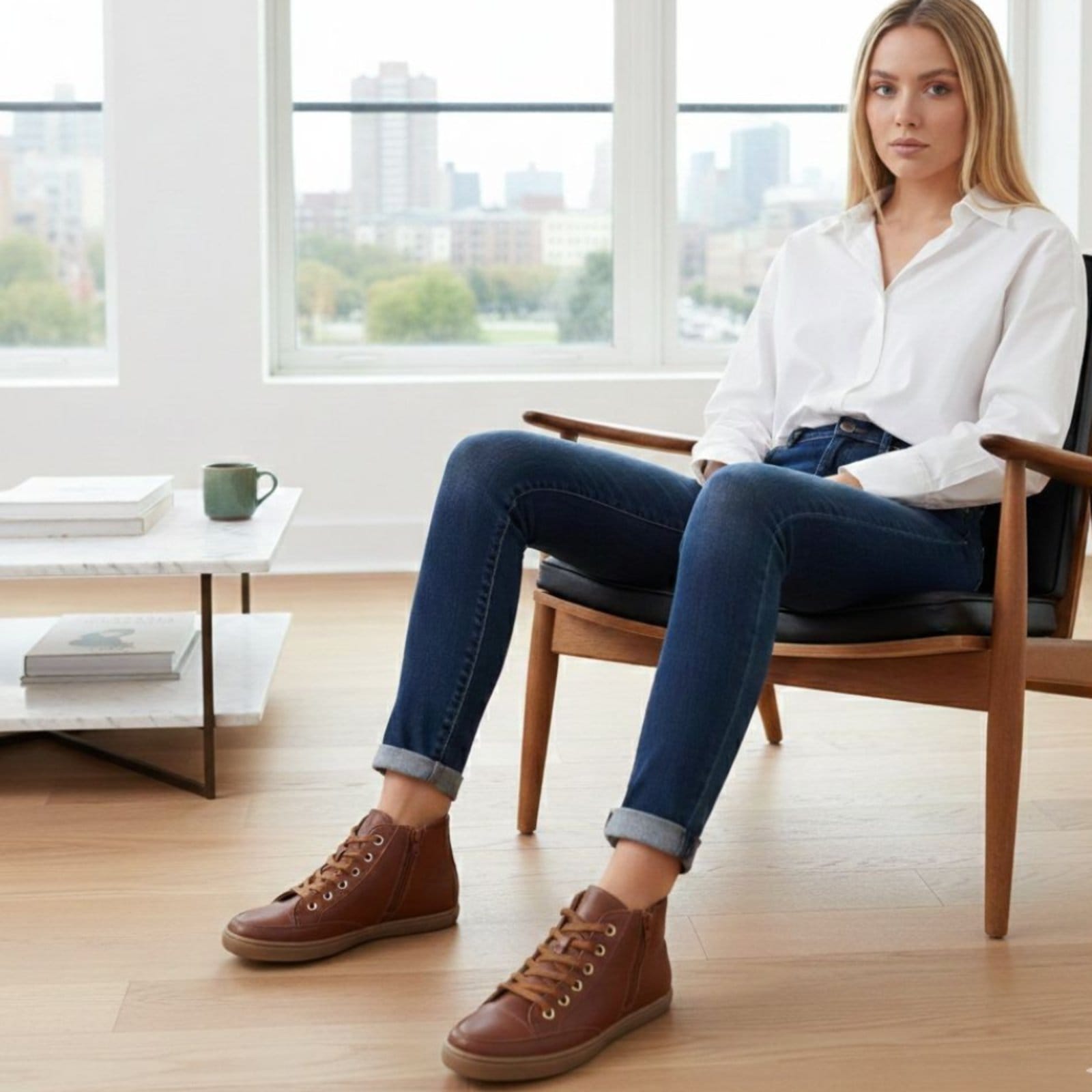 Vista 2 Bota Feminina Rasteira Cano Curto em Couro com Zíper ROMEU E JULIETA SHOES caramelo