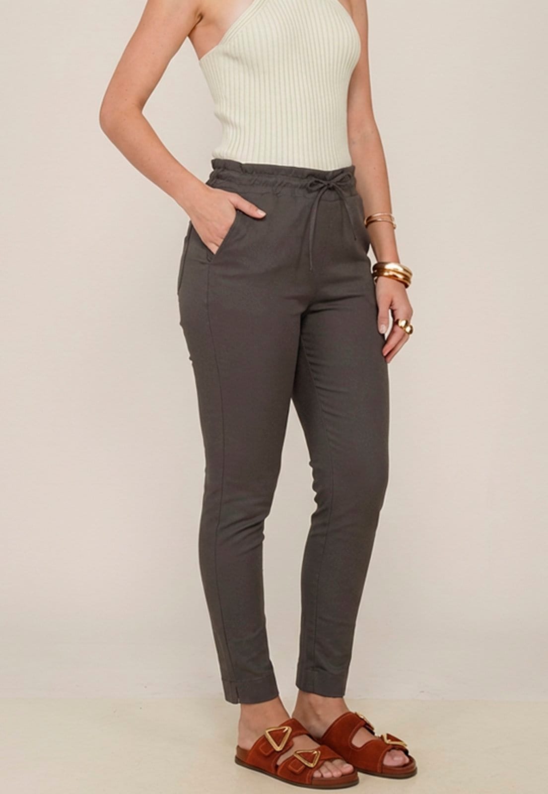 Vista principal Calça Feminina Sarja Cintura Alta com Cordão Confortável Casual Versátil Chumbo Macaw cinza