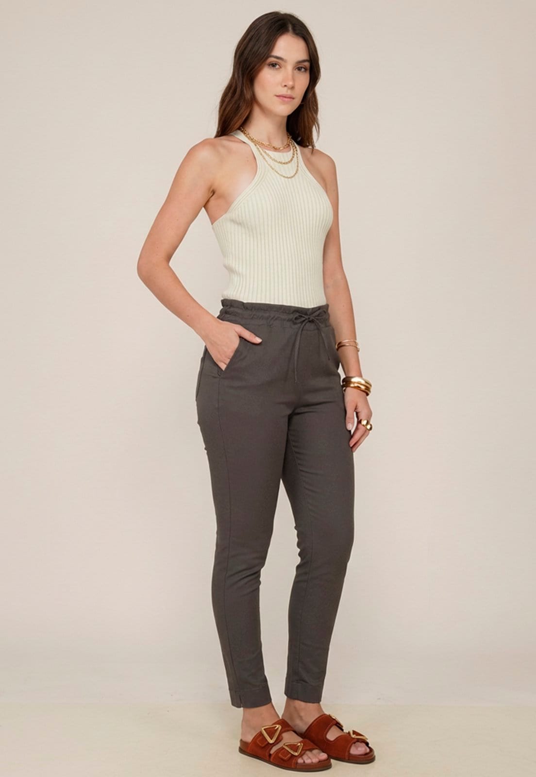 Vista 2 Calça Feminina Sarja Cintura Alta com Cordão Confortável Casual Versátil Chumbo Macaw cinza