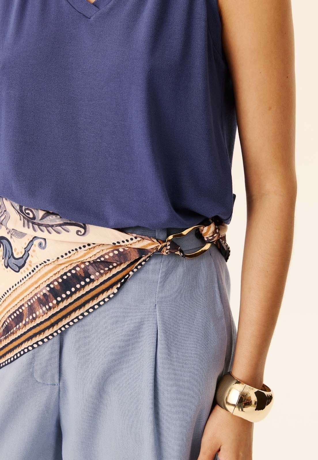 Vista 2 Calça Cenoura com Pregas CaCay azul