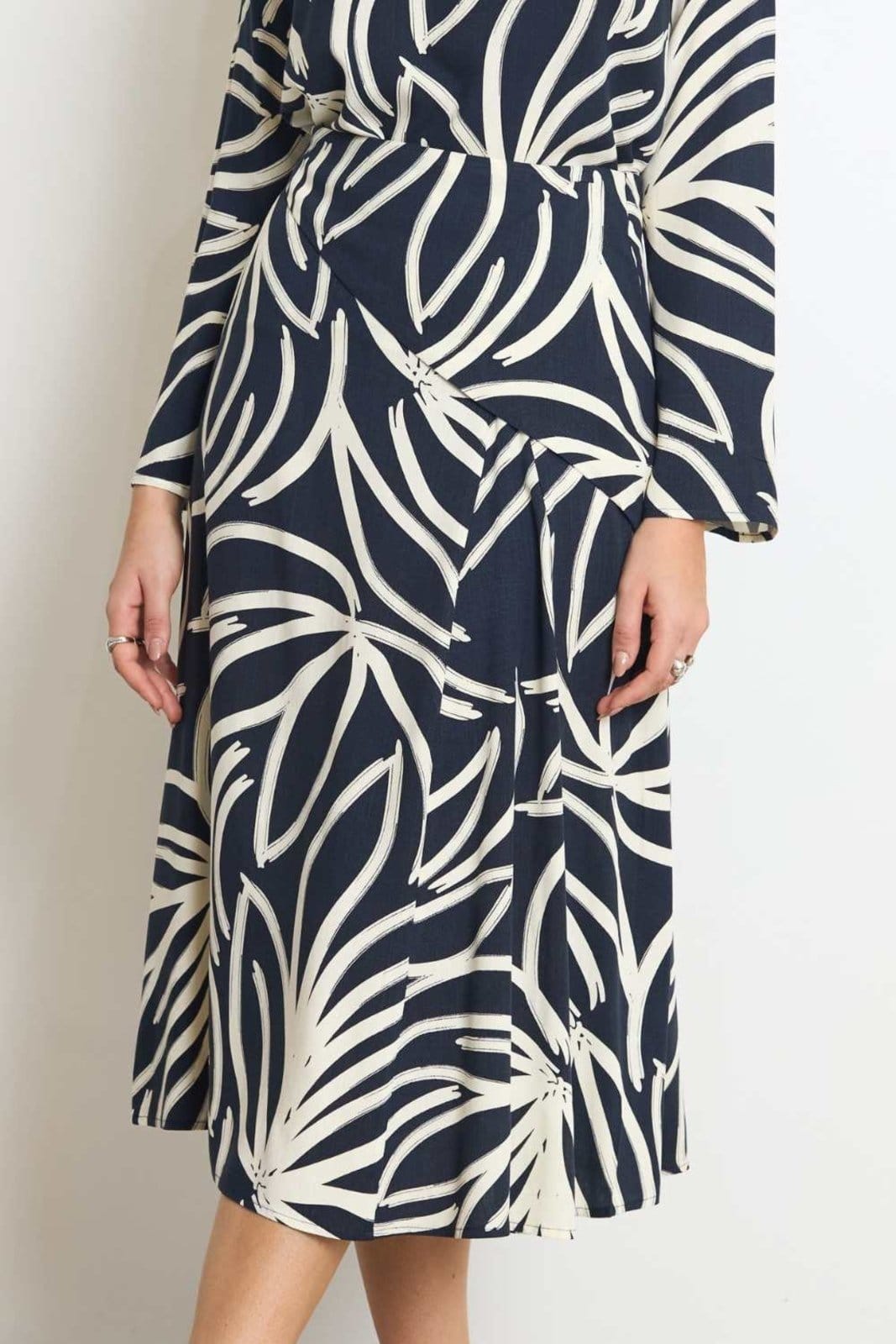 Vista 2 Saia Vanibele Midi Estampada Vanibele azul marinho/estampado