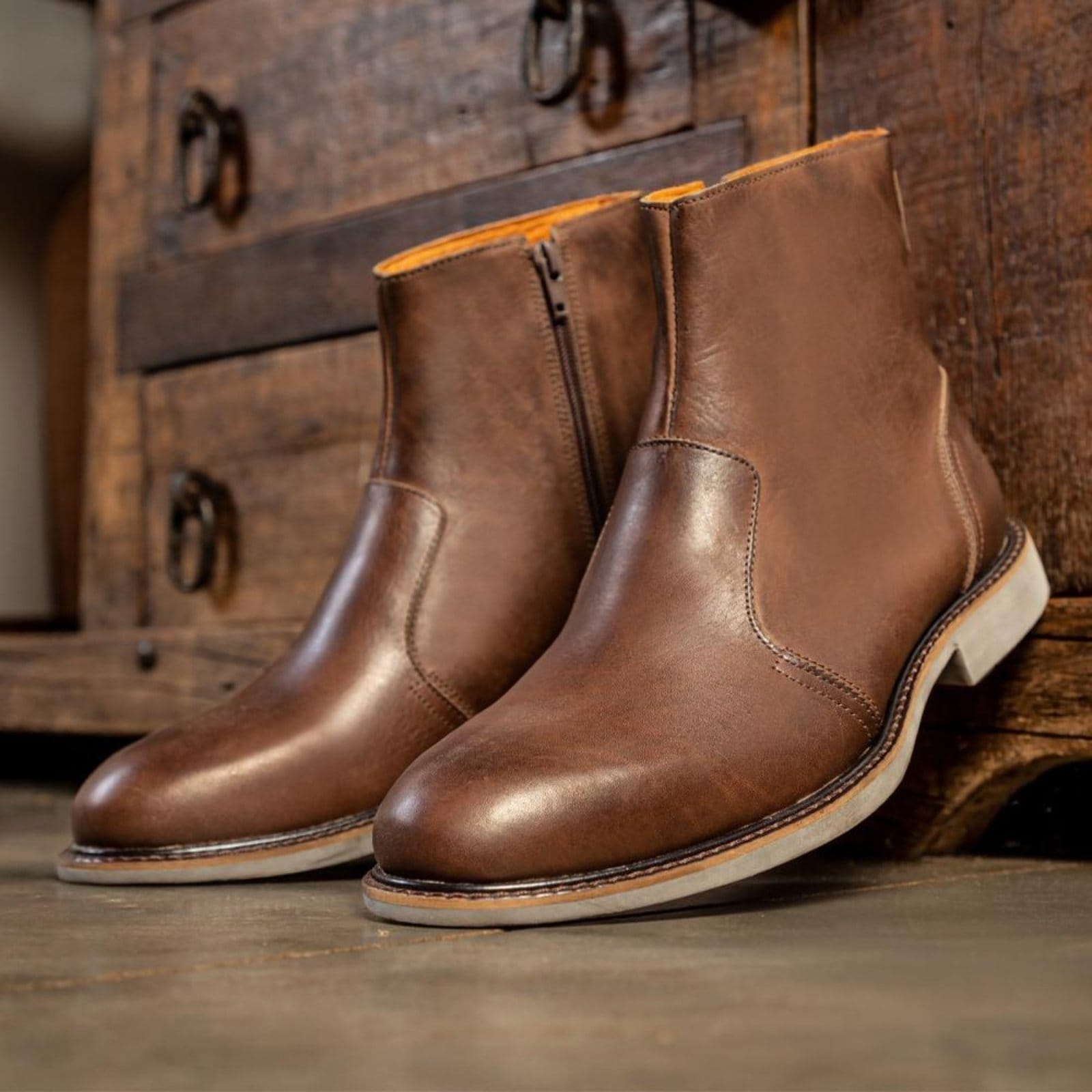 Vista principal Bota Masculina Couro Look Stock Confortável Solado Costurado Lookstock Botinas marrom