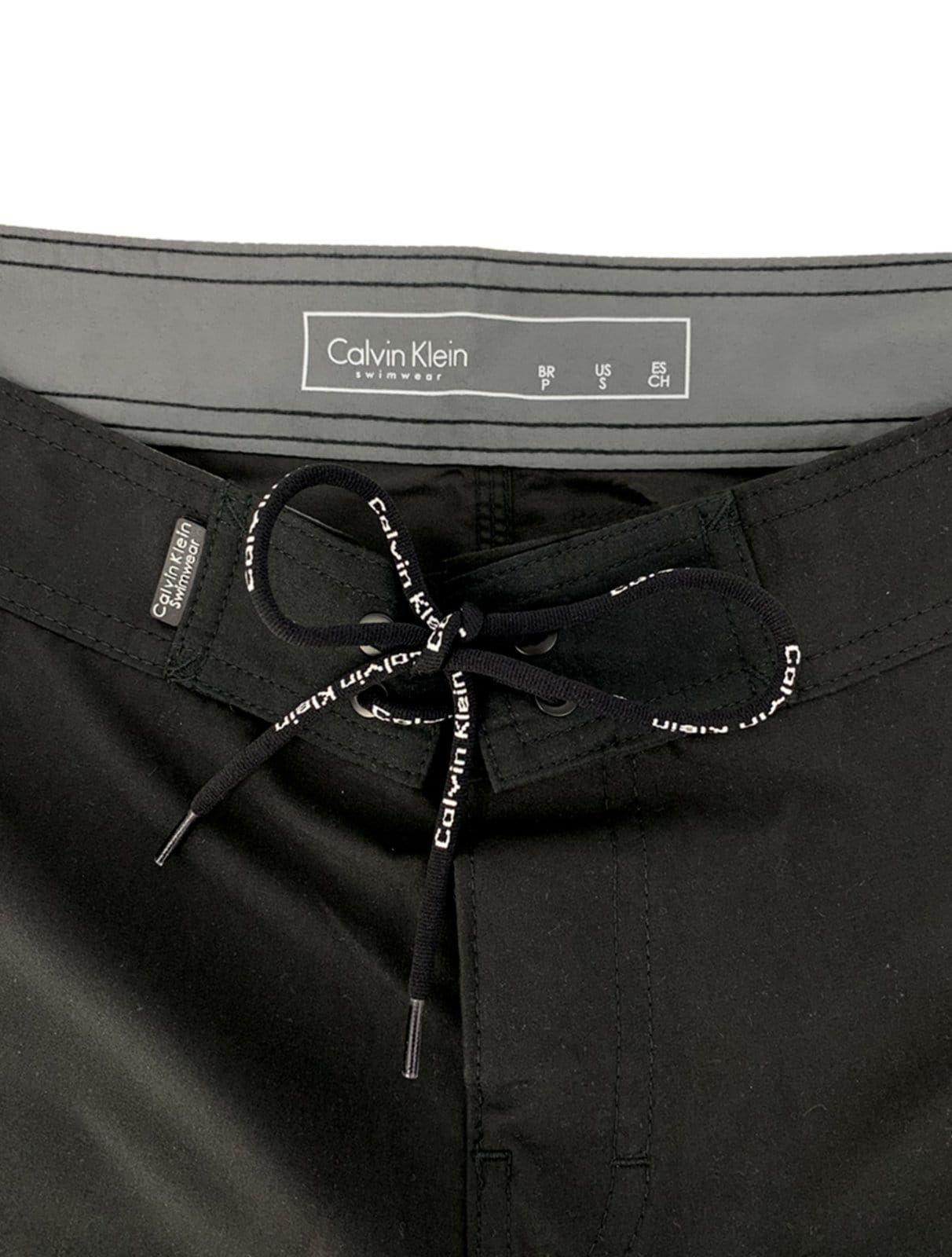 Vista 2 Bermuda Calvin Klein Swimwear Masculina D Água Vertical New Logo Preta Calvin Klein preto