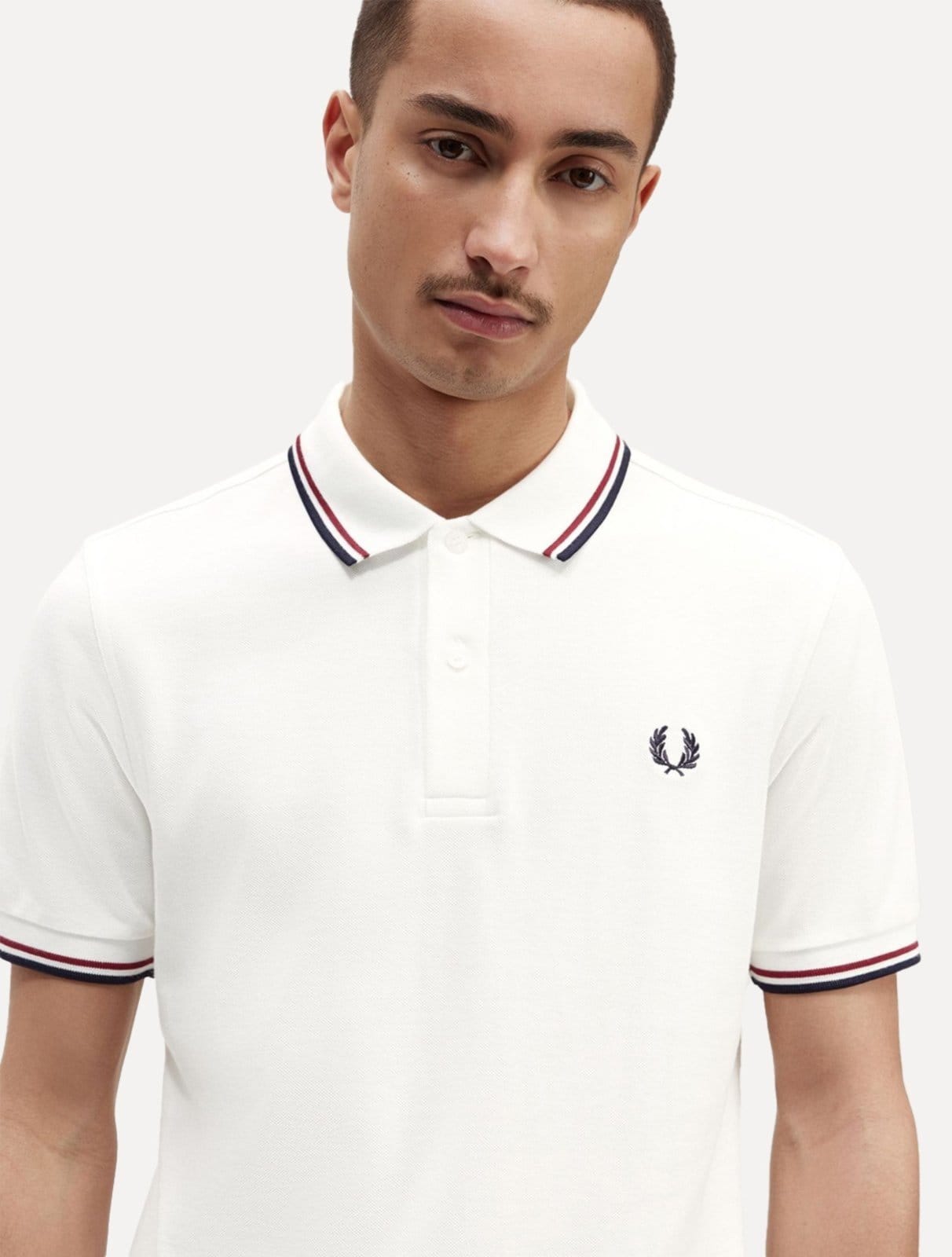 Vista 2 Polo Fred Perry Masculina Piquet Regular Red Navy Twin Tipped Off-White Fred Perry off-white red