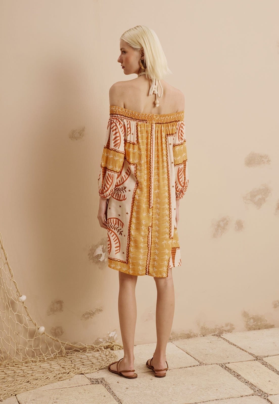 Vista 2 Vestido Ombro a Ombro Detalhe Ponteiras Estampado Copaiba CaCay amarelo