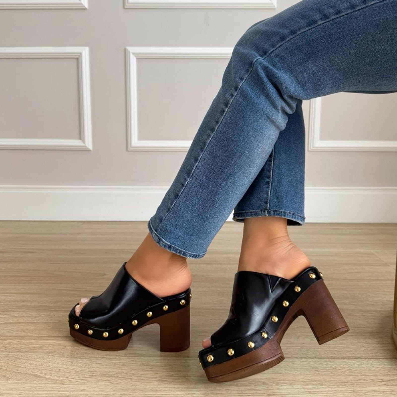 Vista 2 Jessica - Tamanco Plataforma Salto Bloco com Tachas Damannu Shoes preto