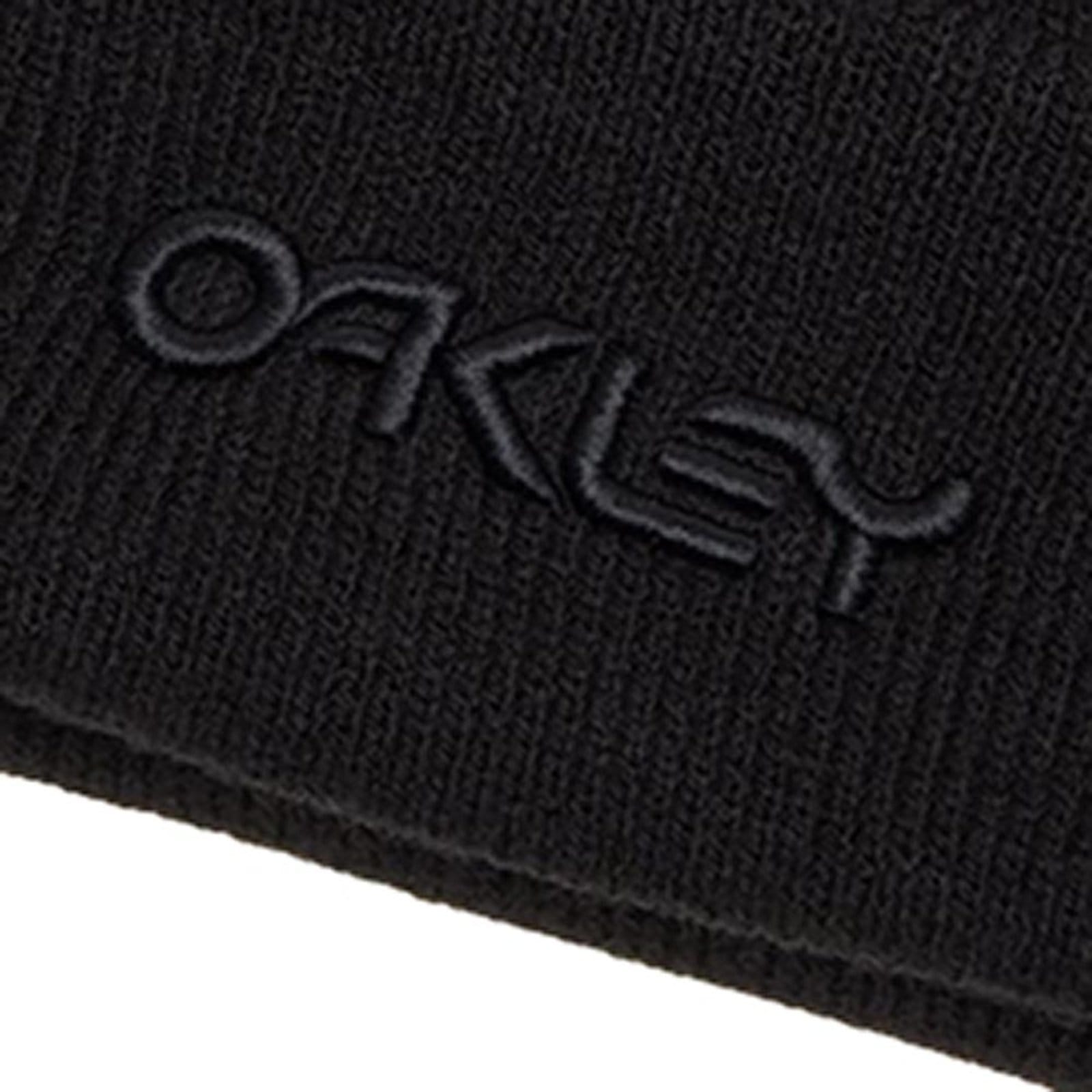 Vista 2 Gorro Oakley B1B Logo WT25 Blackout Oakley preto
