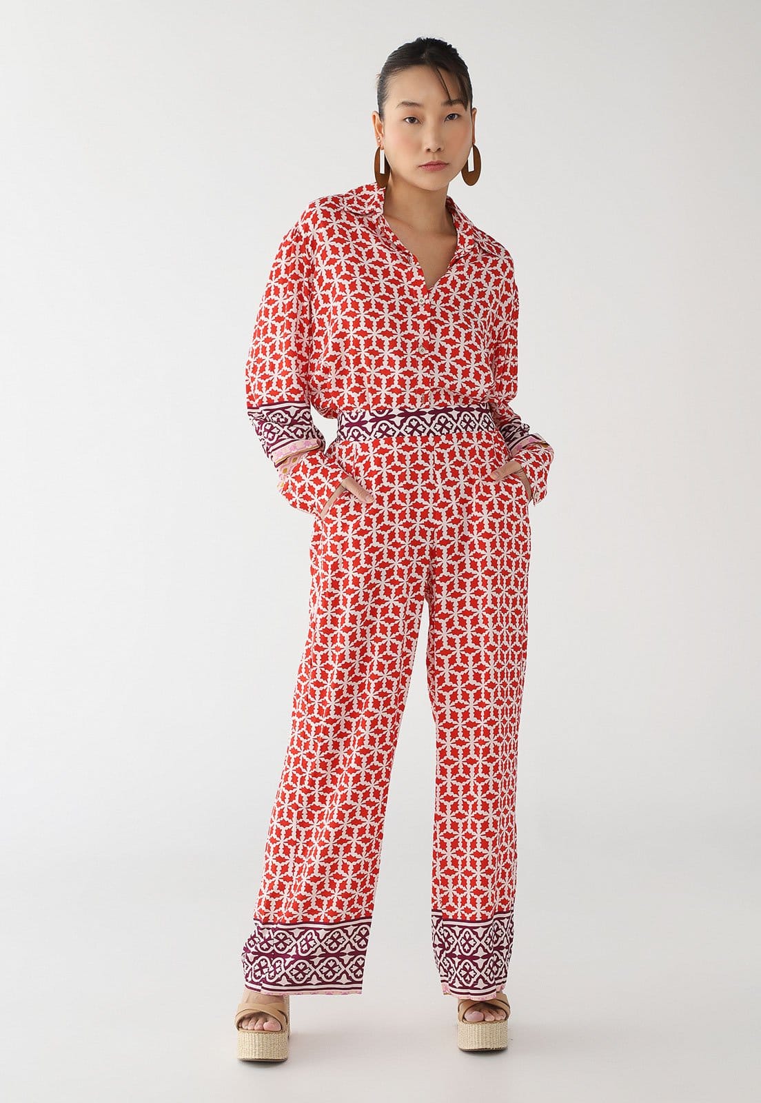 Vista 2 Calça Pantalona Feminina CaCay Estampa Geométrica Vermelha CaCay vermelho