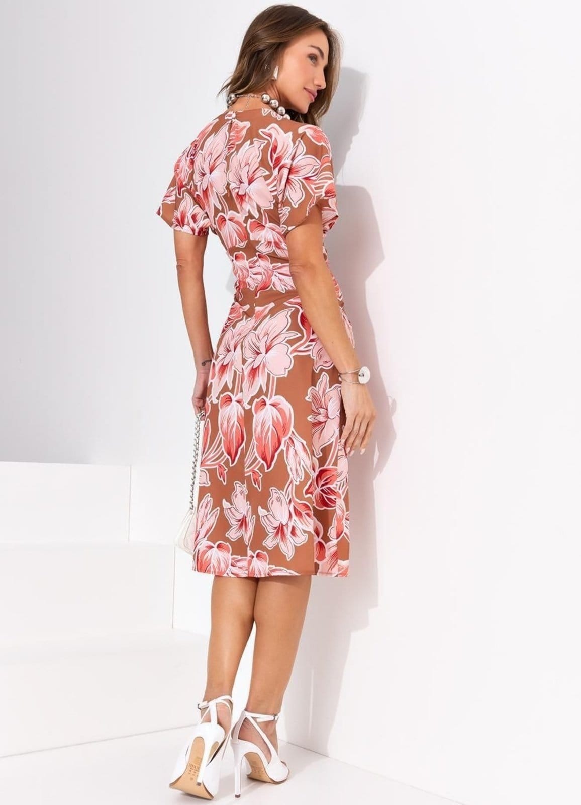 Vista 2 Vestido Crepe Plano Floral Grande Quintess marrom