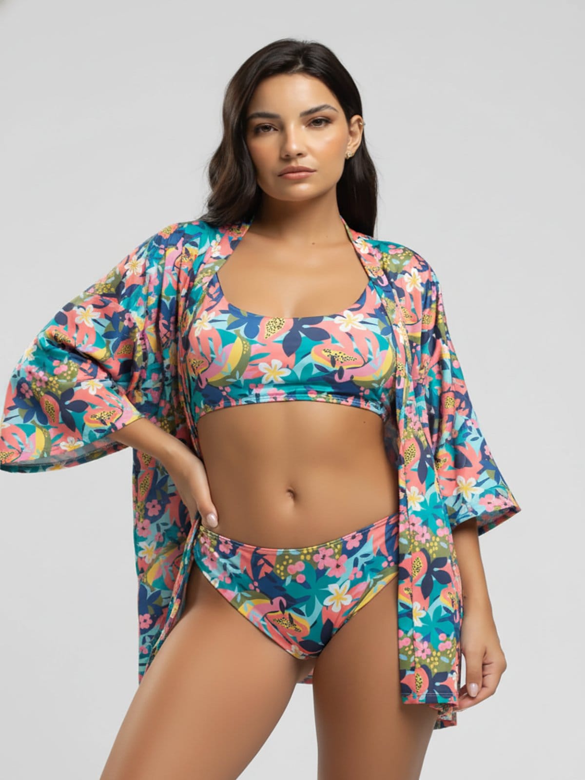 Conjunto Vicbela Biquíni Top Faixa Bojo Removível Calcinha Comum + Saída de Praia Kimono Flor