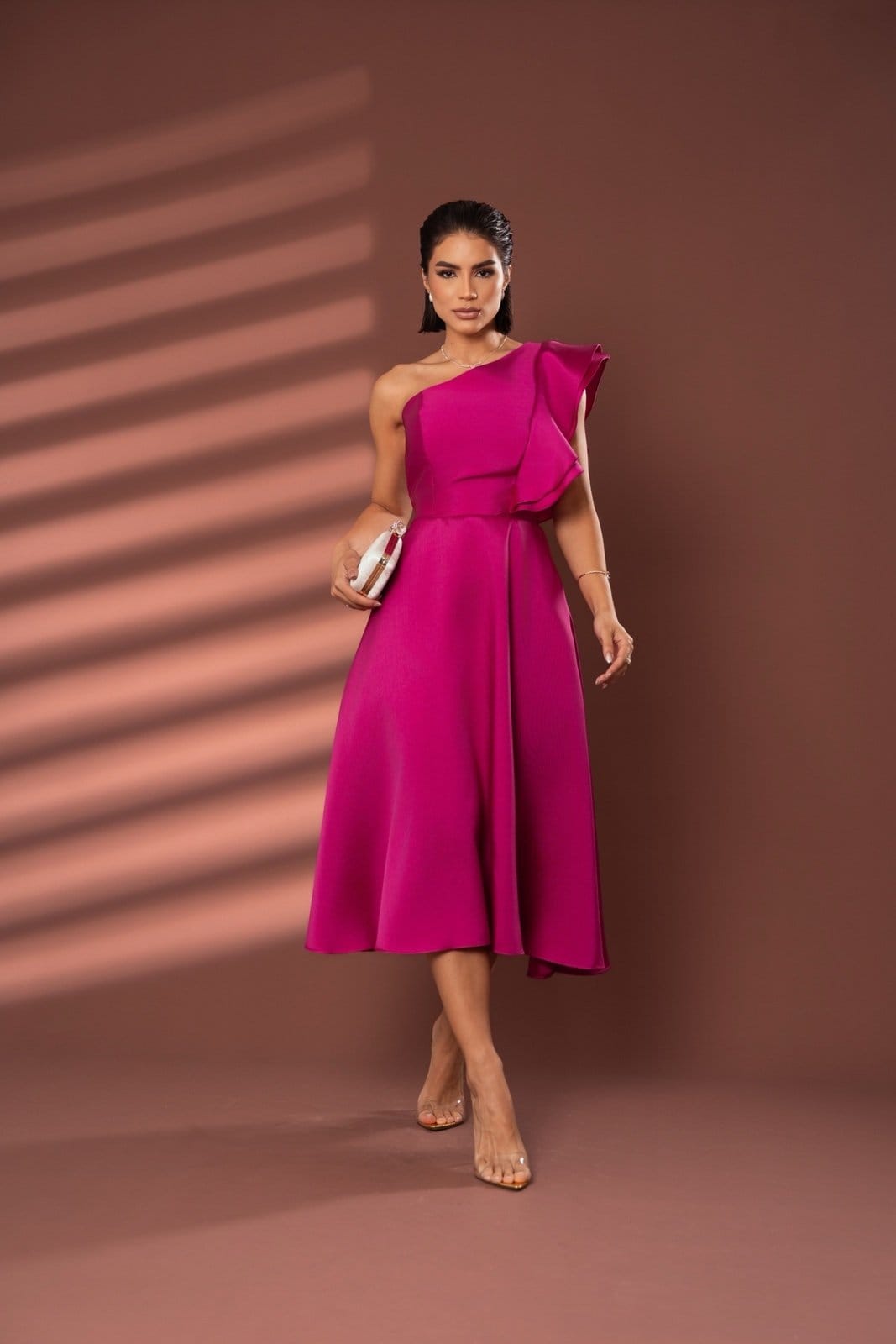 Vista principal Vestido Midi um Ombro Saia em A Zibeline Katyn Fúcsia Cia do Vestido bordô