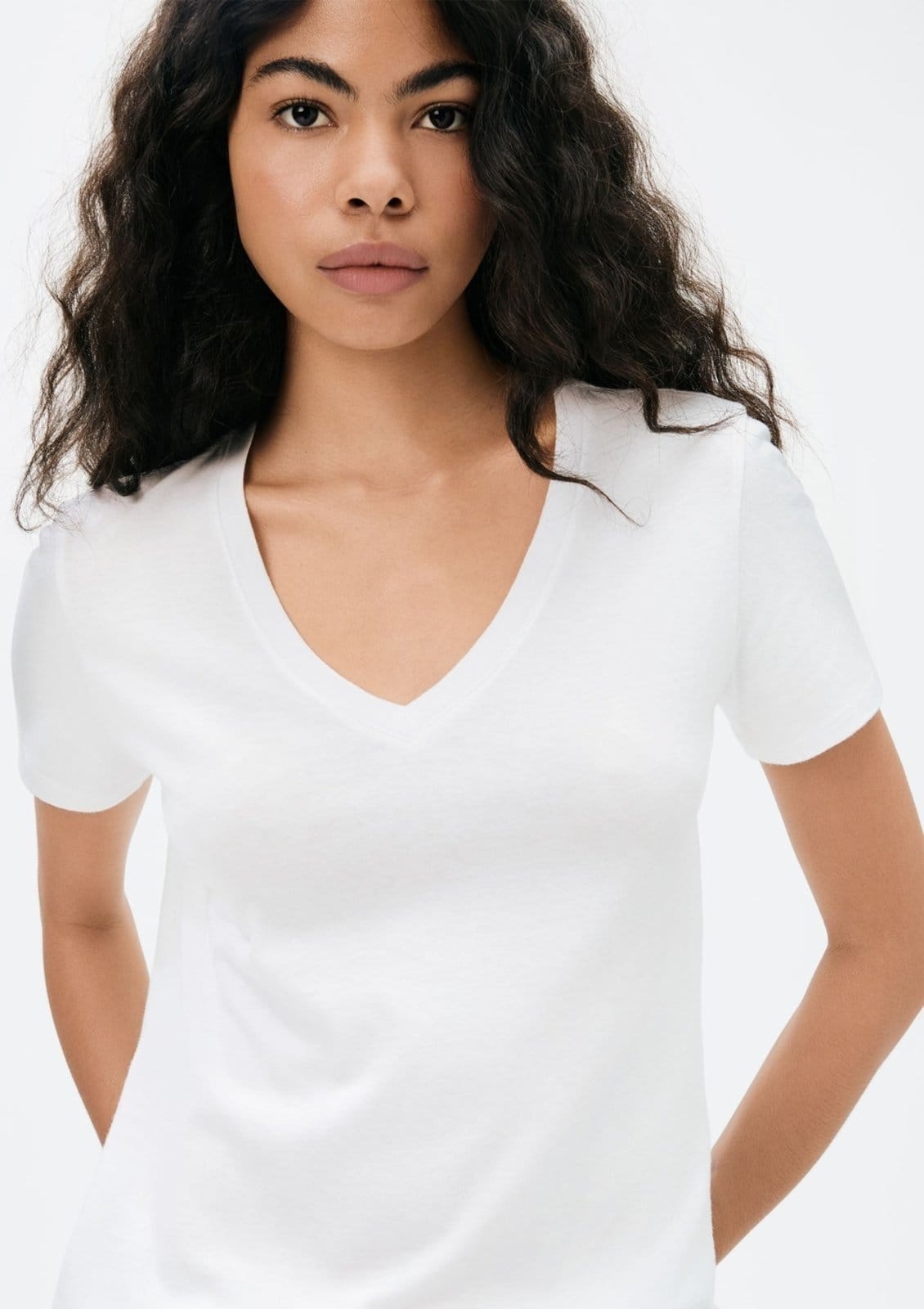 Vista 2 Blusa Básica Feminina Manga Curta Decote V Hering branco