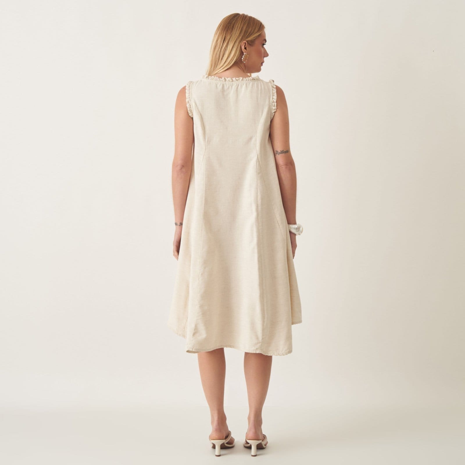 Vista 2 Vestido Midi Linho com Babadinhos Bloom branco