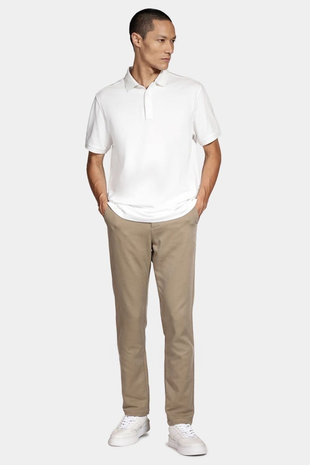 Vista 2 Calça Aramis Chino Clássica Slim Travel Cáqui Aramis bege