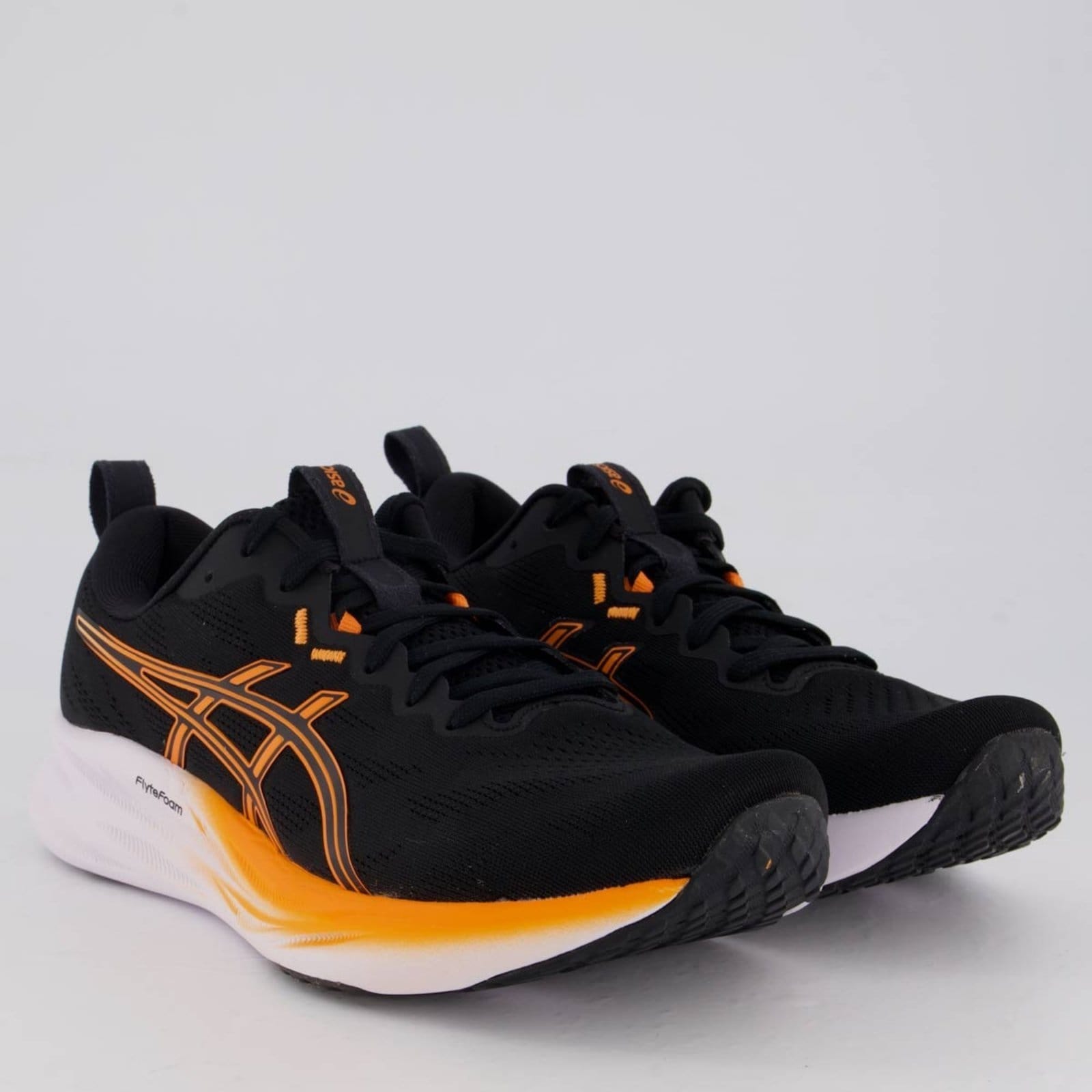 Vista 2 Tênis Asics Gel Pulse 16 SE e Laranja ASICS preto