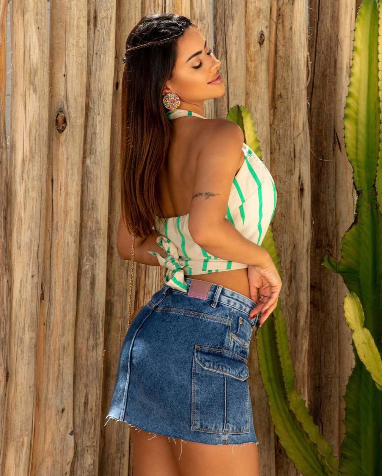 Vista 2 Mini Saia Cargo com Recorte Frontal 22483 Escura Consciência jeans