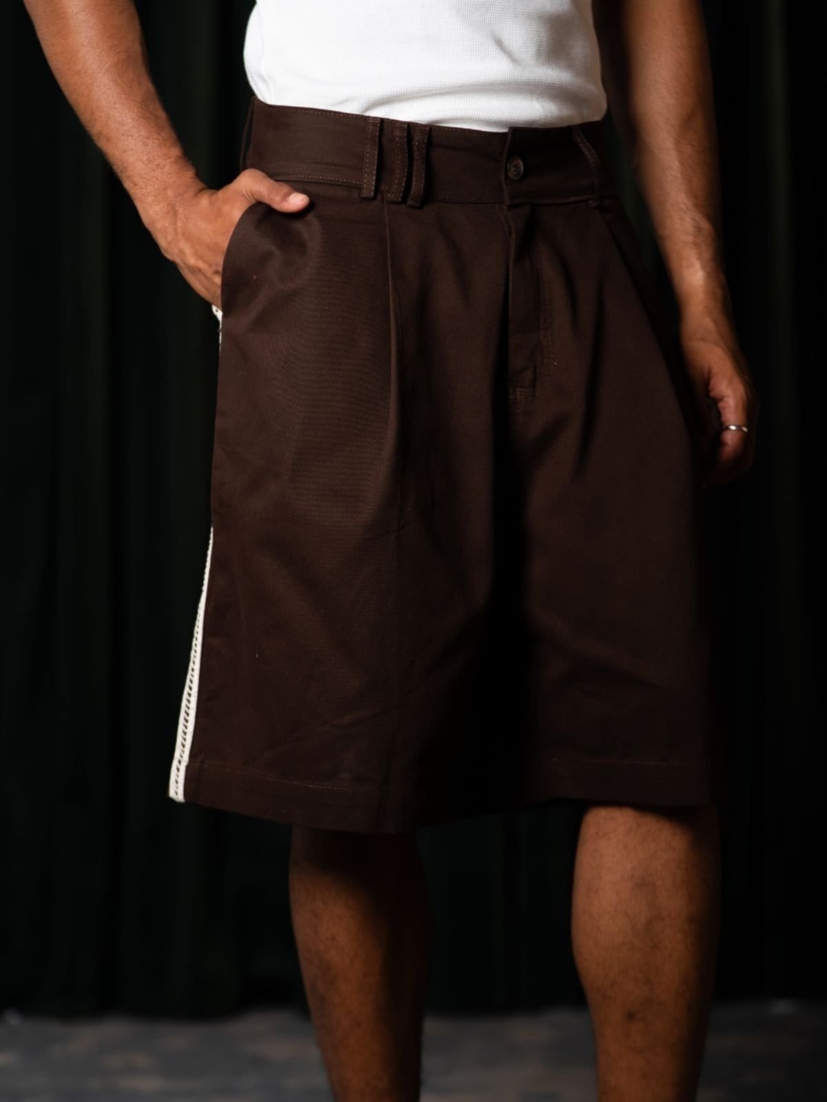 Vista 2 Bermuda de Sarja Sopro Nuestra Terra Sopro marrom