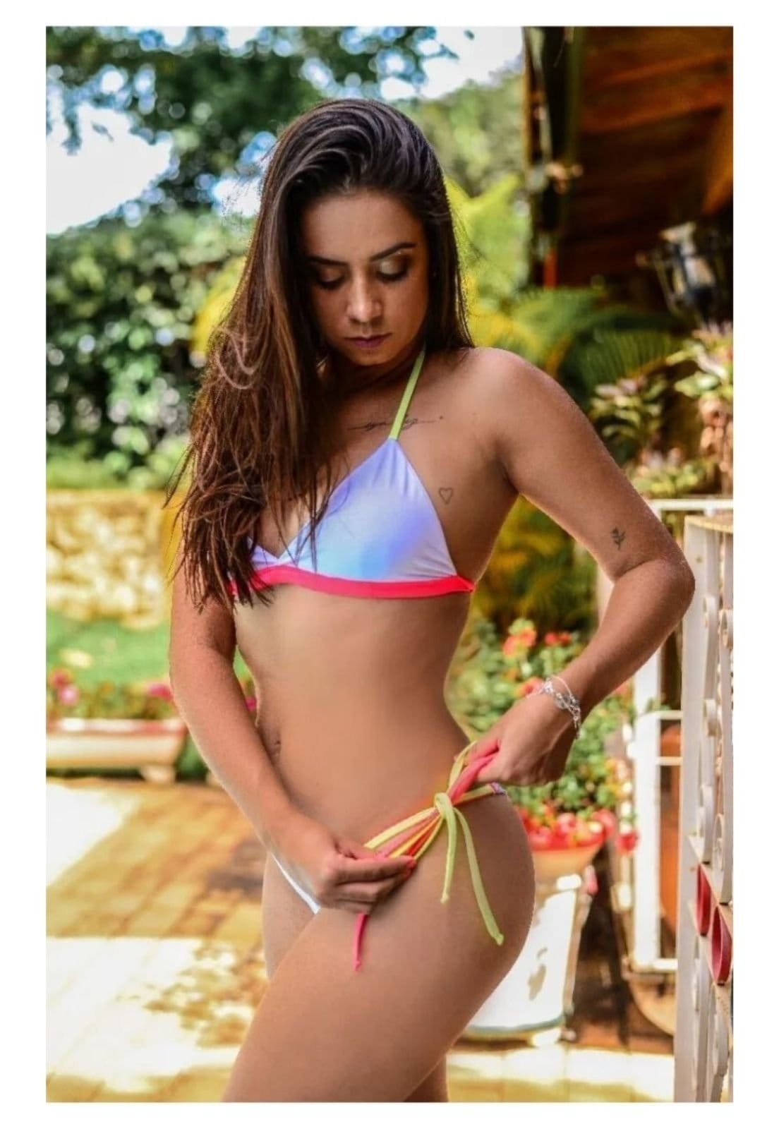 Vista 2 Biquini Asa Delta Relaxado Bojo Removivel Feminino Relaxado branco neon