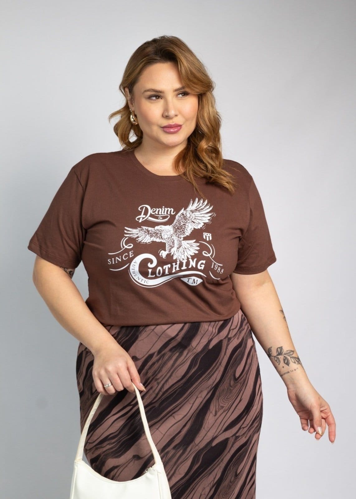 Vista 2 T-shirt Feminina Cianitas Estampa Águia Denin Cianitas marrom