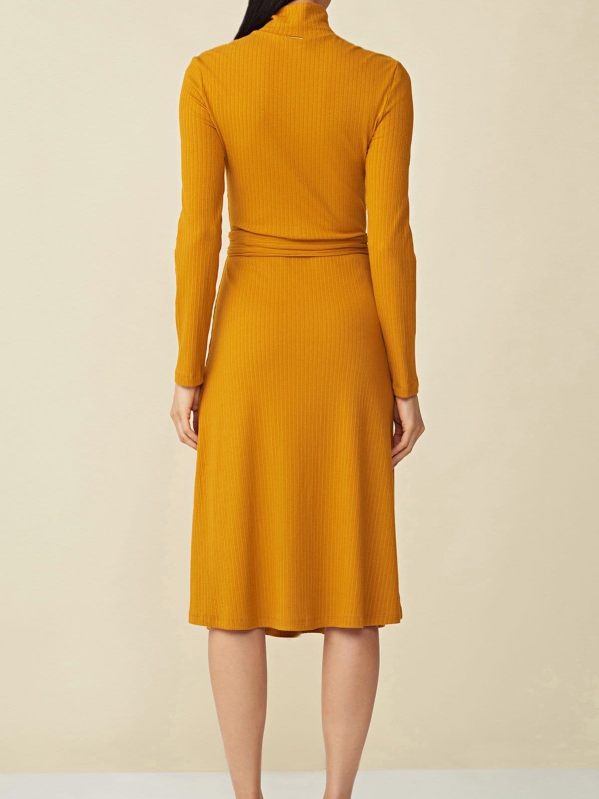 Vista principal Vestido Maria Valentina Midi Gola Alta Com Faixa Maria Valentina amarelo