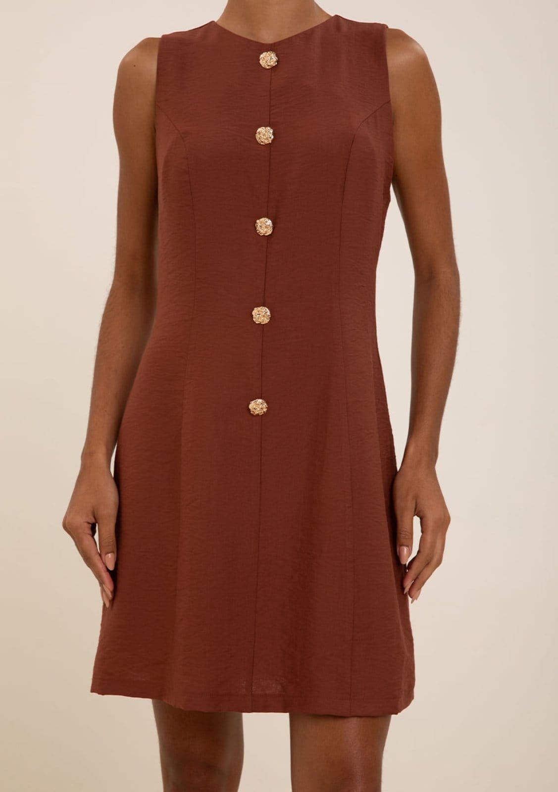 Vista 2 Vestido Maria Valentina Ajustado Decote Canoa Sem Alça Curto Maria Valentina marrom