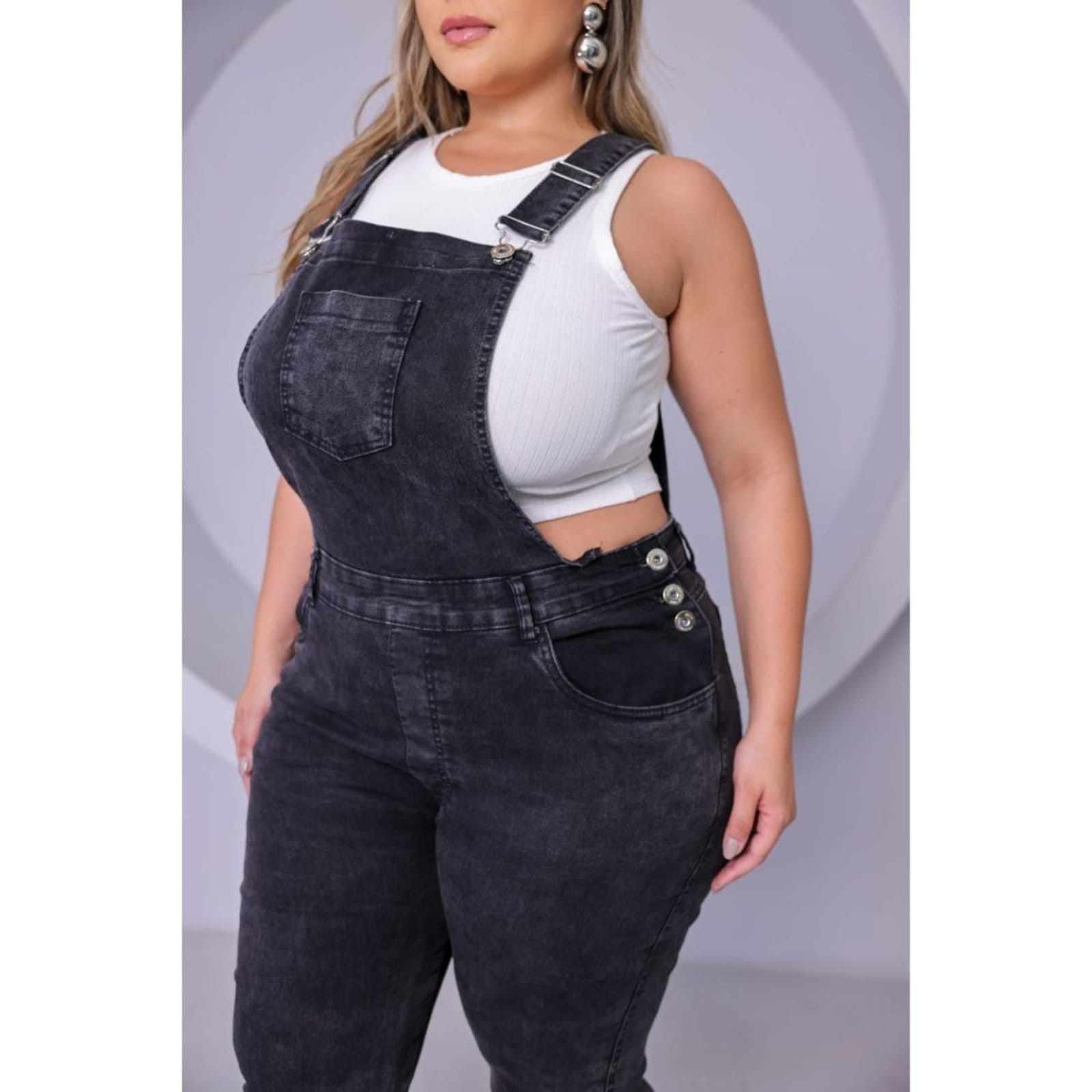 Vista principal Macacão Jardineira Feminino Alleppo Plus Size Jeans Manchado Alleppo Jeans cinza/preto