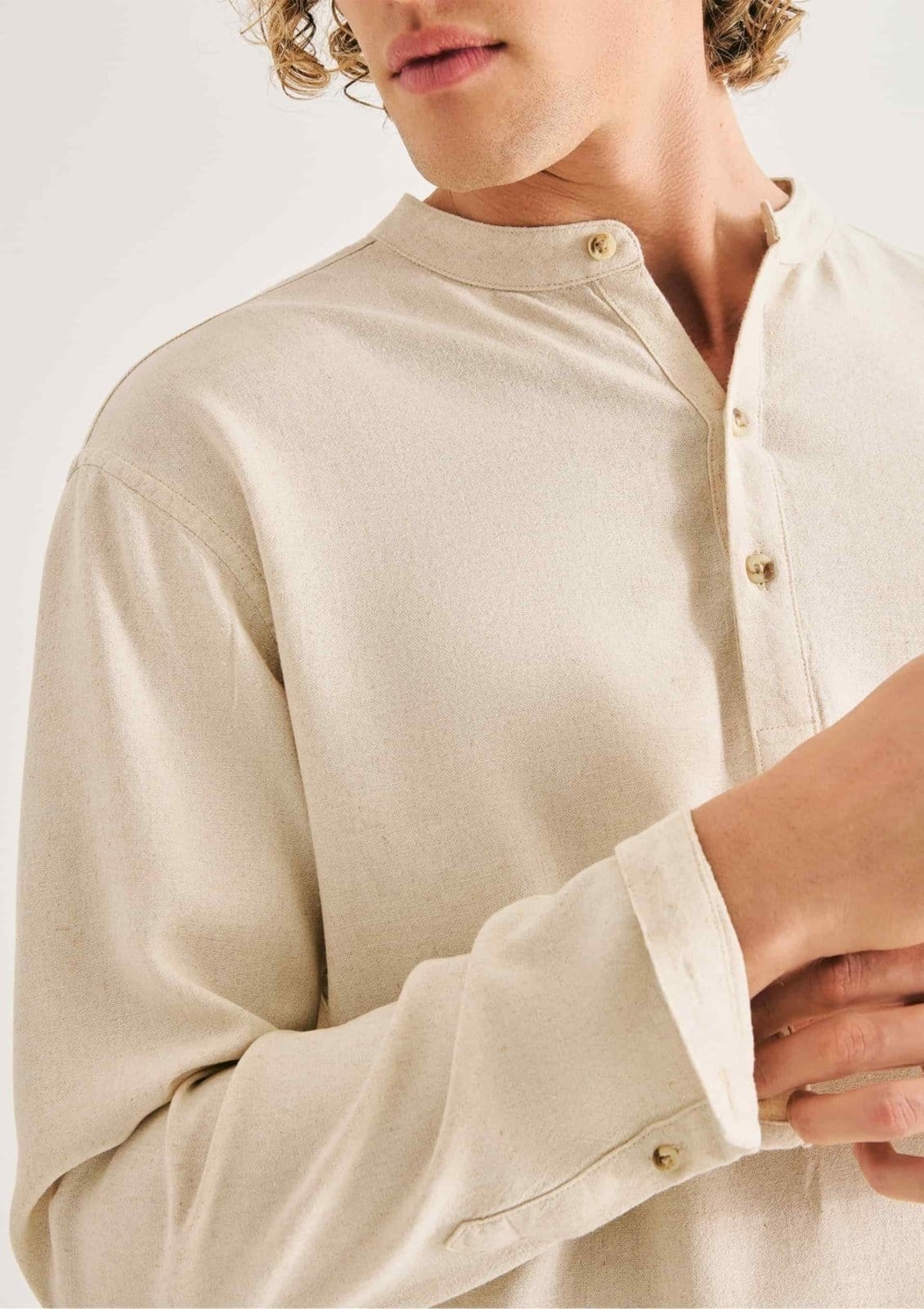 Vista 2 Camisa Bata Masculina Em Viscolinho Hering bege