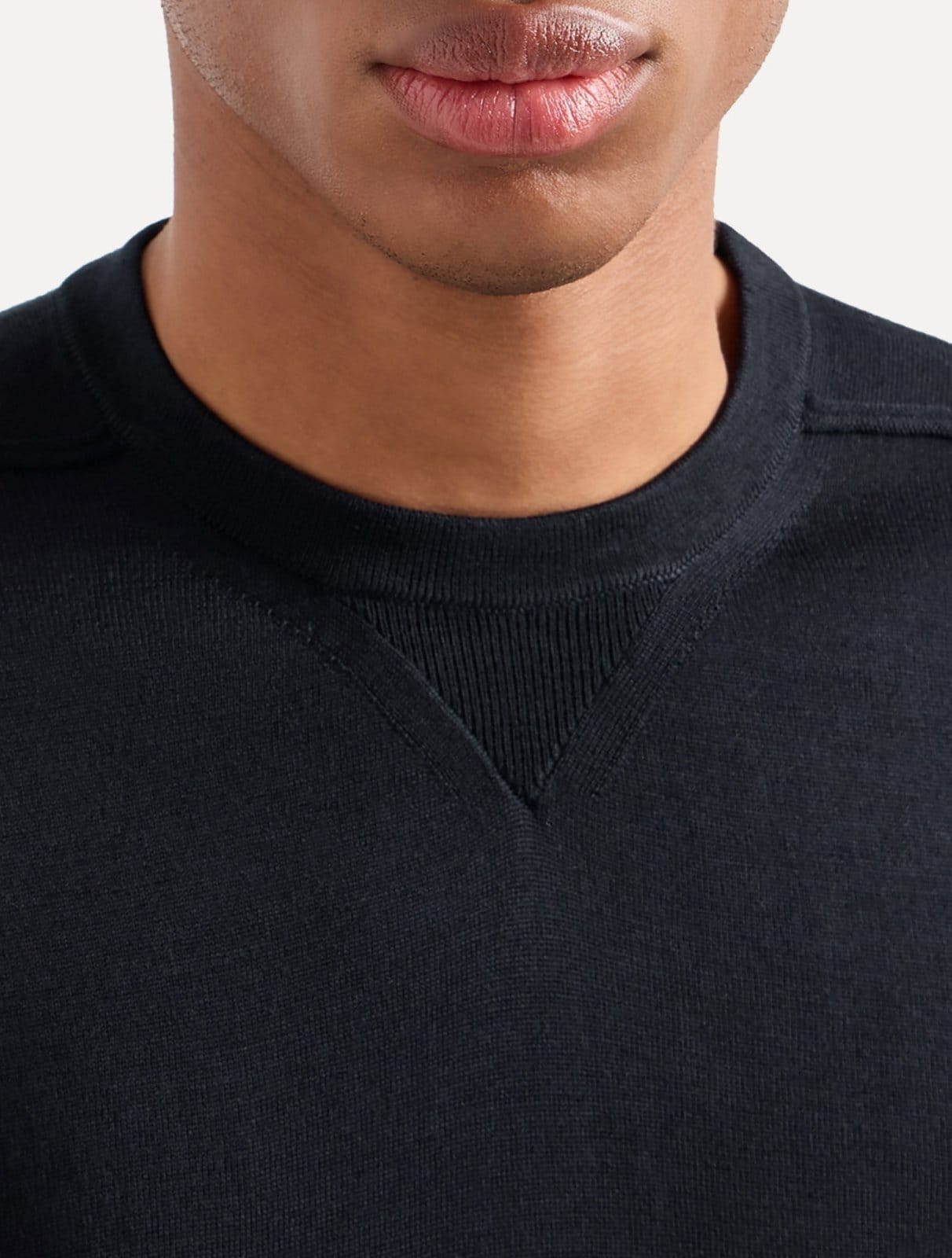Vista 2 Suéter Empório Armani Masculino Crewneck Lyocell Essential Emporio Armani azul marinho