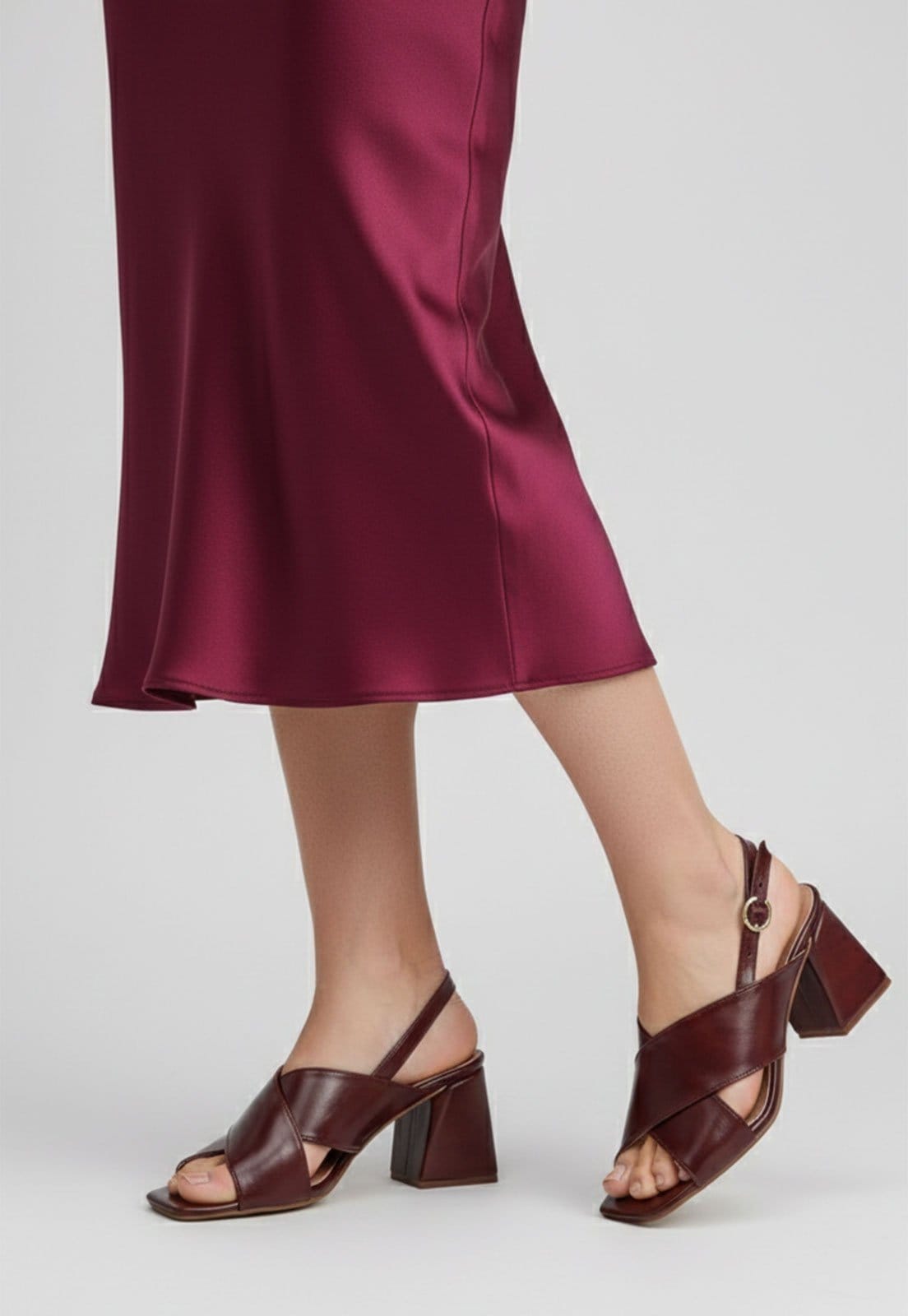 Vista 2 Sandália Salto Geométrico Feminina Atalia Shoes Madrid Marsala Tiras Grossas Cruzadas Tendência 2026 Atalia Shoes vermelho/vinho