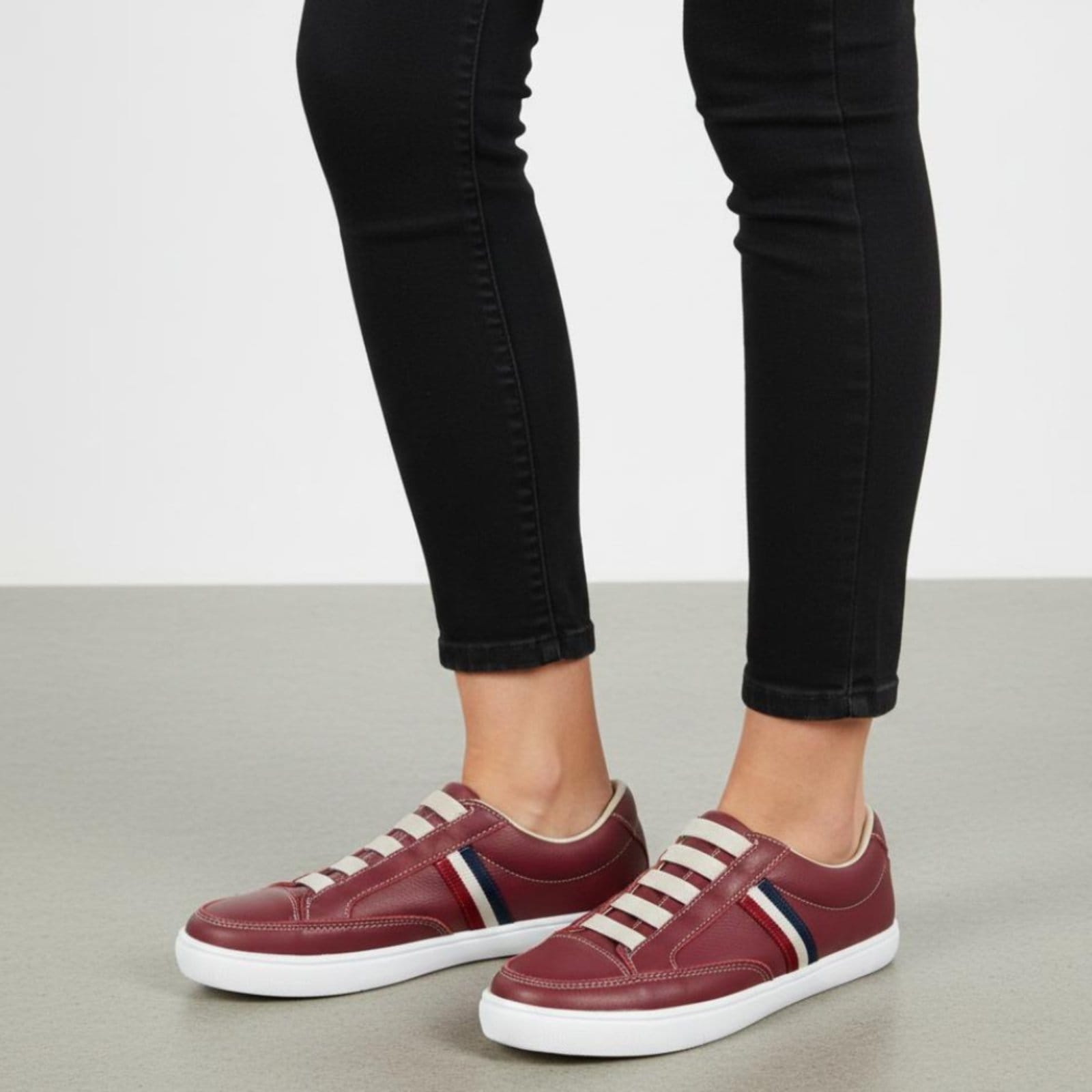 Vista principal Sapatênis Tênis Feminino Rasteiro em Couro Com Elástico Cor ROMEU E JULIETA SHOES vinho