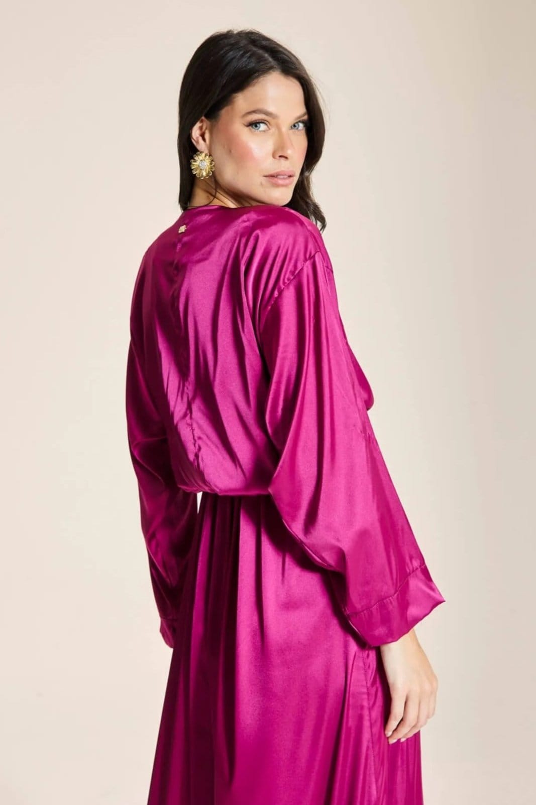 Vista 2 Blusa Cetim Leve Laço Glam- Magenta VIC BRAND pink magenta