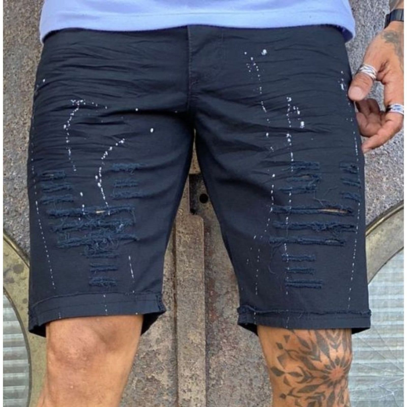 Vista principal Bermuda Masculina Preta com Pingos de Tintas Jeans Loka preto