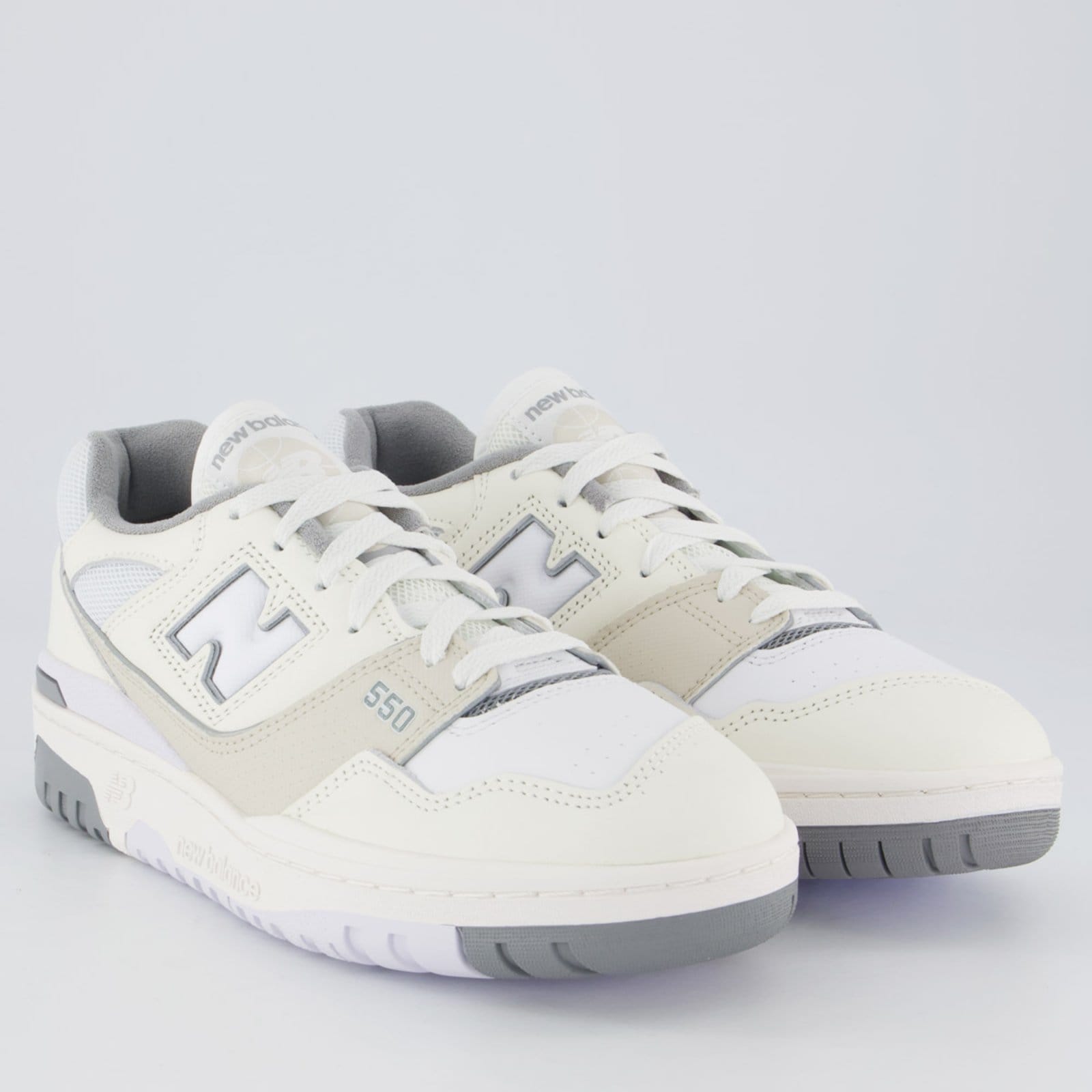 Vista 2 Tênis New Balance 550 e Bege New Balance branco