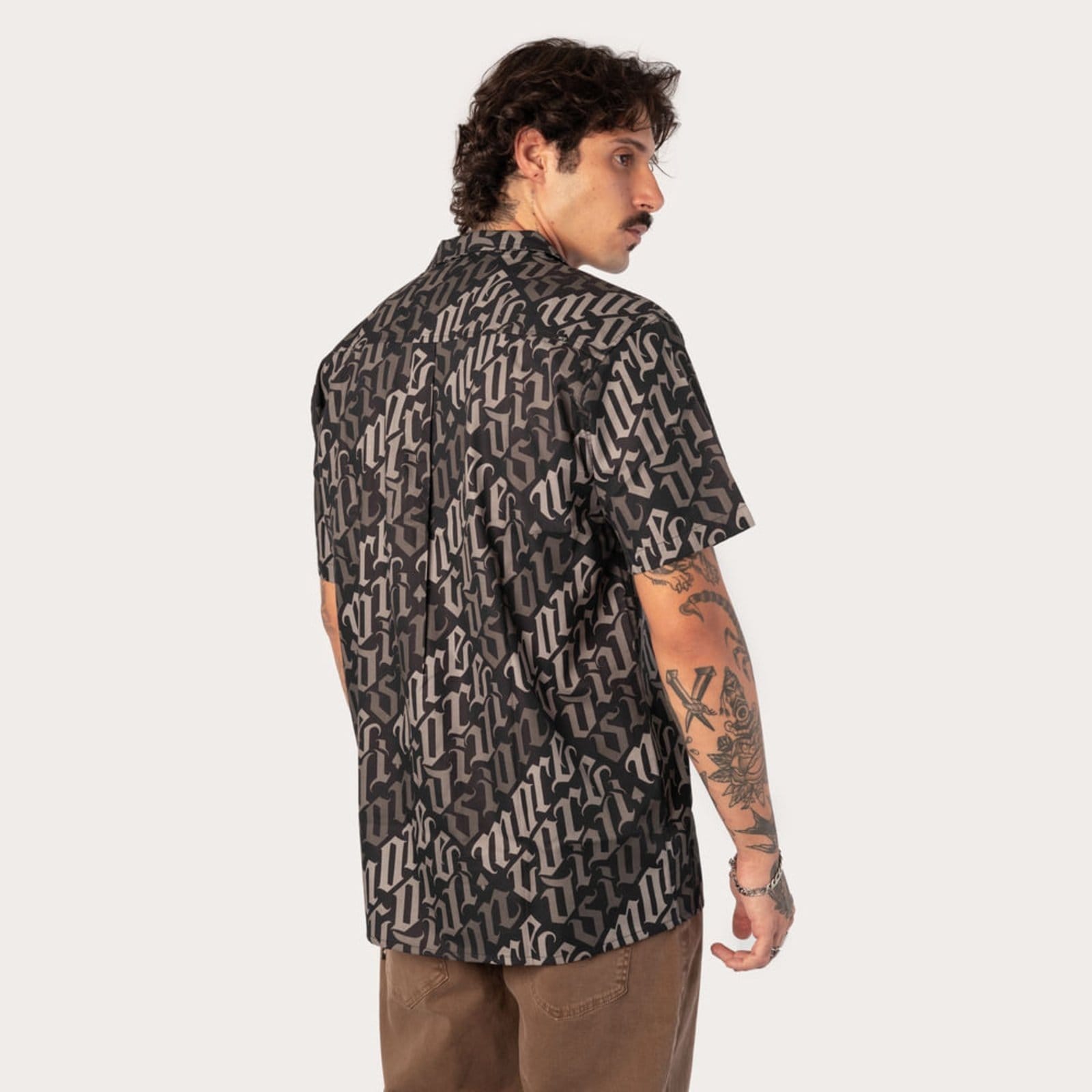Vista 2 Camisa Manga Curta Comfort MCD Caligraffiti MCD preto