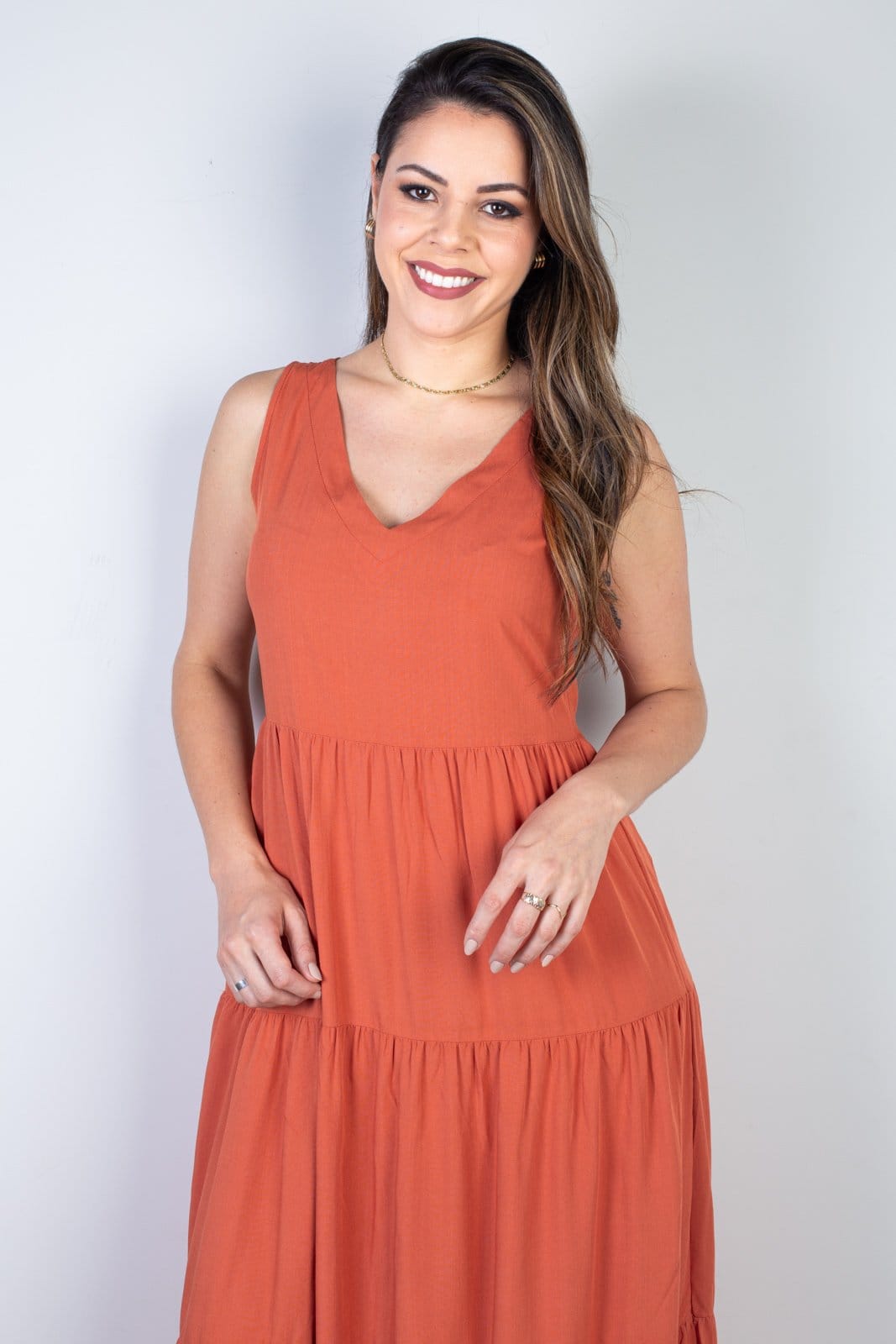 Vista 2 Vestido Enluaze Midi Regata Babados 51290 - Terracota Enluaze coral